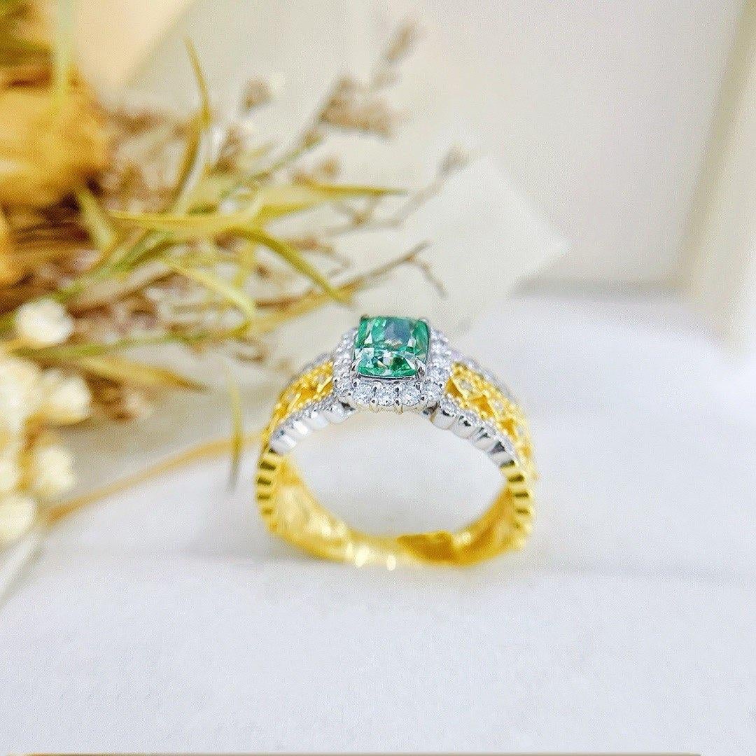 AGL Bague en or jaune 18 carats avec diamants verts certifiés VS

1 diamant vert taille coussin - 1,01 CT
Certification AGL jointe

Diamants - 0,31 CT
Or 18K - 5.23 GM

