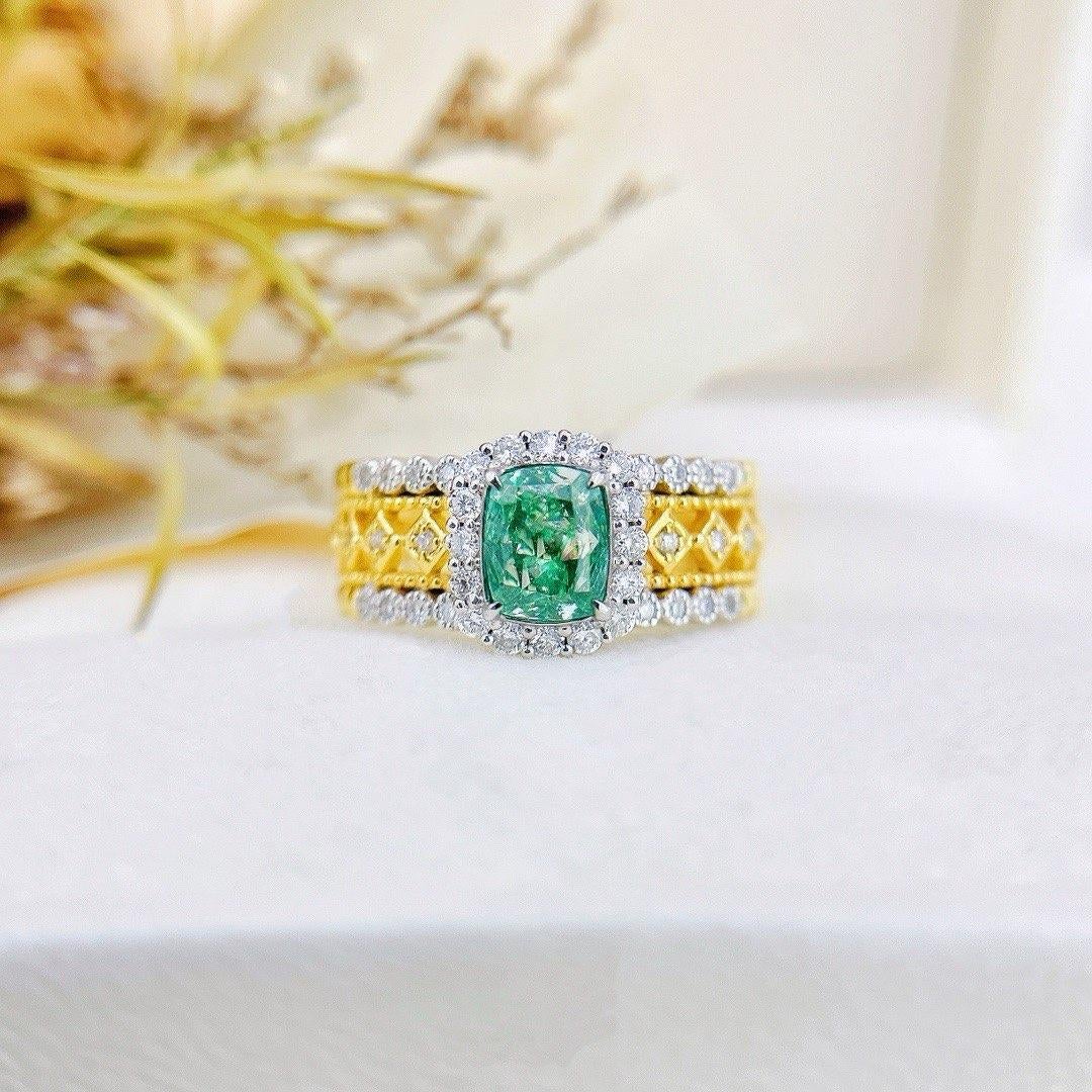 Moderne Bague en or jaune 18 carats avec diamants verts certifiés AGL 1,01 ct VS en vente