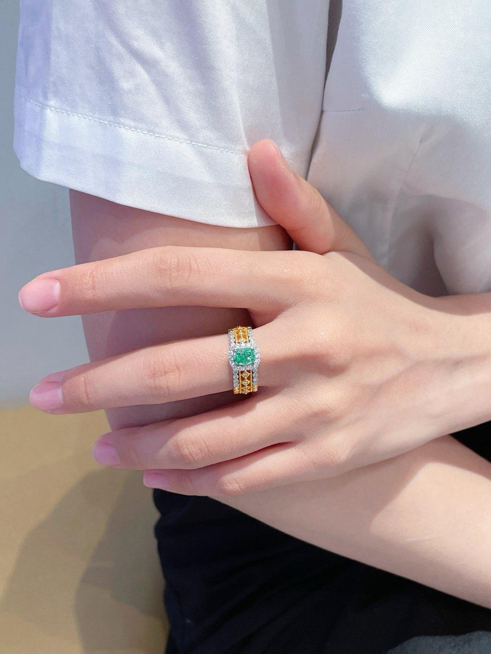Bague en or jaune 18 carats avec diamants verts certifiés AGL 1,01 ct VS Neuf - En vente à Kowloon, HK