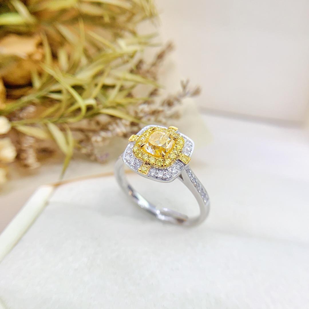 Anello con diamanti in oro bianco 18 carati certificato AGL con 1,01 CT di diamanti gialli

1 Diamante giallo - 1,01 CT
Diamanti - 0,34 CT

Peso totale - 3,74 GM

Certificazione AGL in allegato