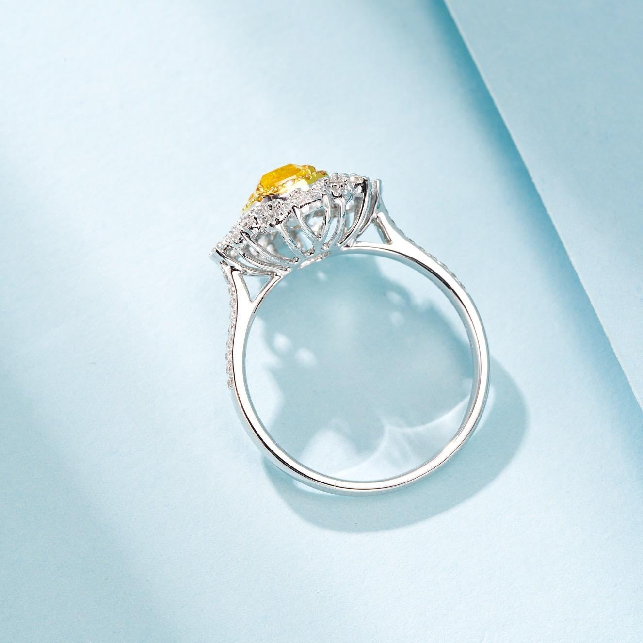 AGL Certified 1.01 CT Yellow Diamond Lace Ring with Diamonds In New Condition For Sale In Kowloon, HK
