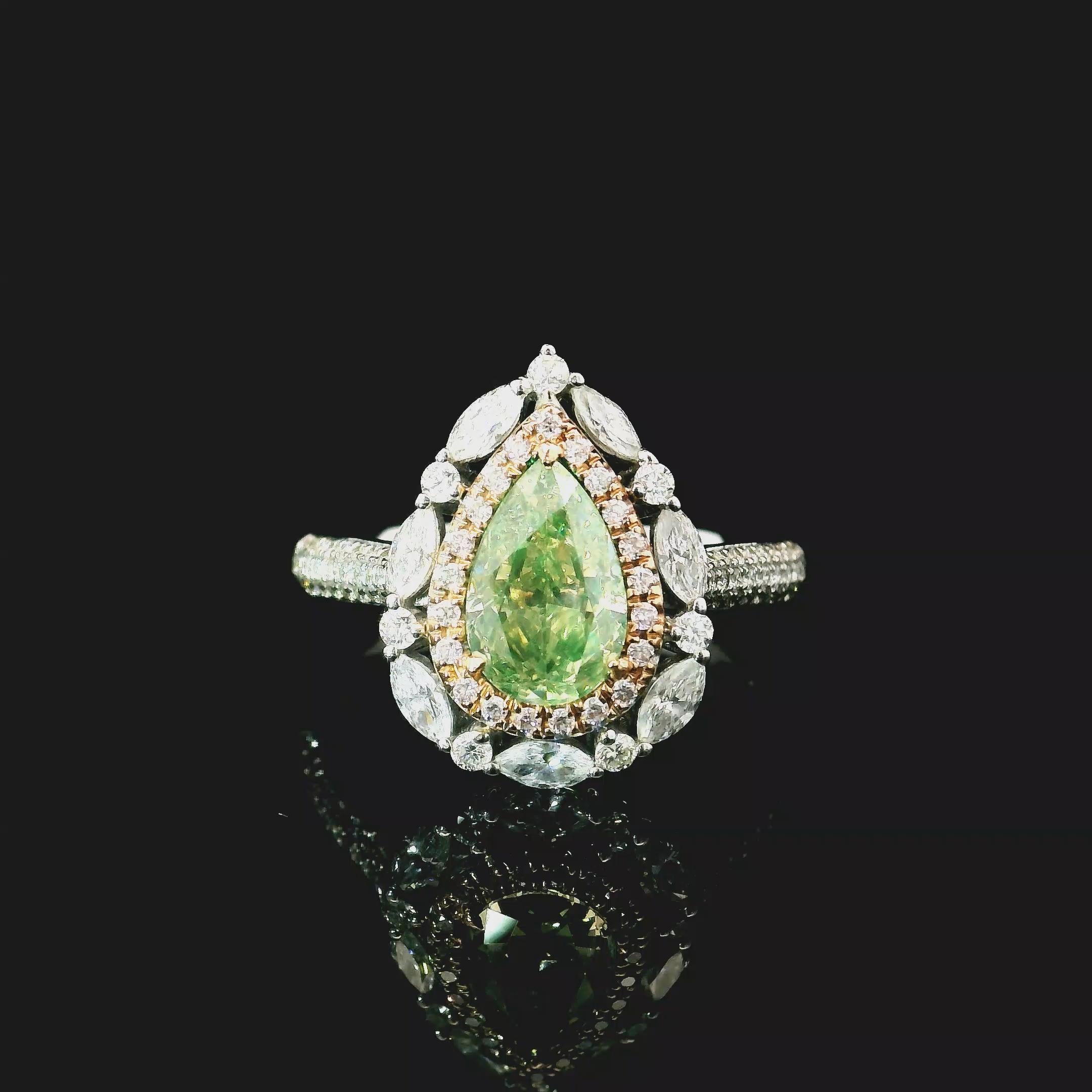 Anello in oro bianco 18 carati con diamanti
  
  Colore e caratura dell'oro: Oro bianco 18kt
  Peso: 4,051 grammi
  
  Imposta con...
  Tipo di pietra: Diamanti
  Forma: A pera
  Carati: 1,02 ct
  Colore: Verde Fantasia
  Chiarezza: SI
  
  Pietre