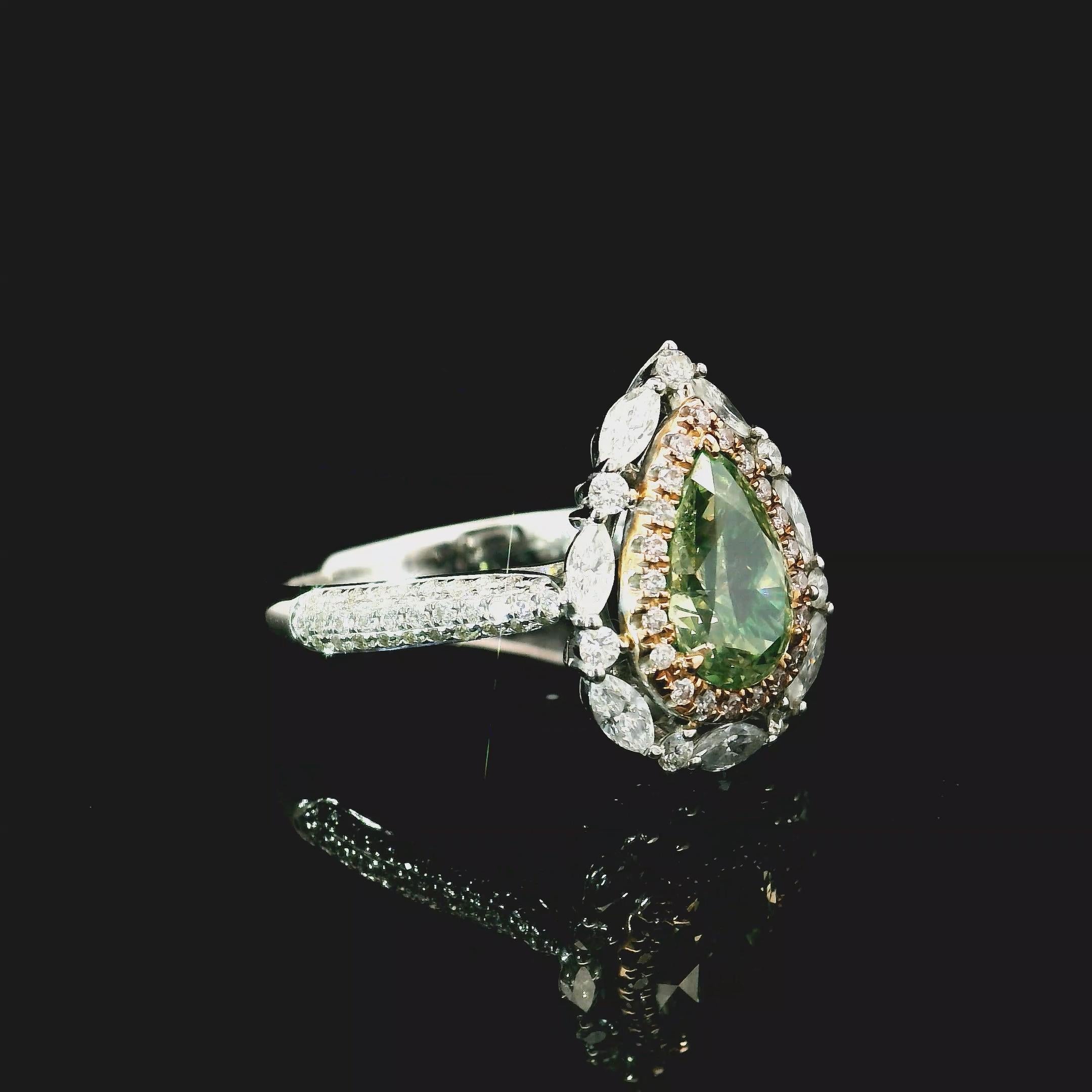 Taglio a goccia Anello con diamante certificato AGL da 1.02 carati, di colore verde Greene & Greene in vendita