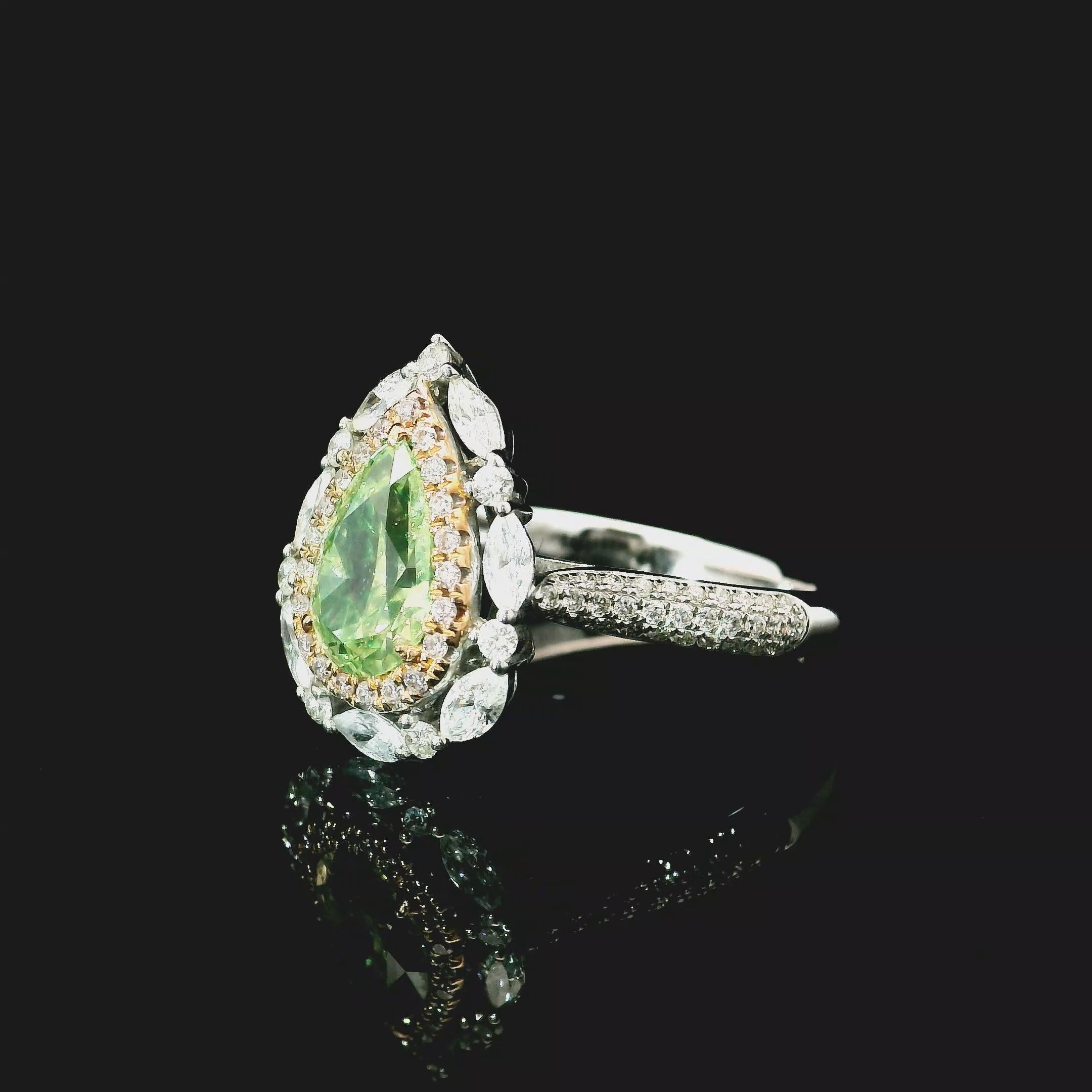 Anello con diamante certificato AGL da 1.02 carati, di colore verde Greene & Greene In condizioni Nuovo in vendita a บางรัก, TH