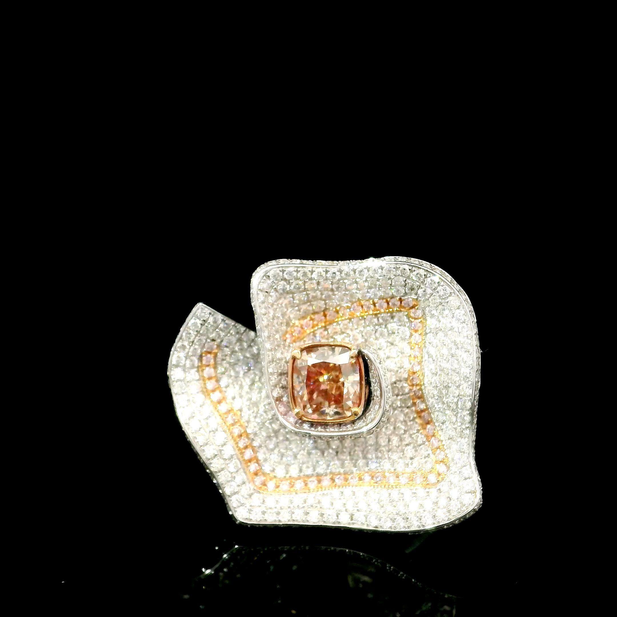 Anillo de oro blanco de 18 quilates con diamantes
  
  Color y quilates del oro Oro blanco 18 quilates
  Peso: 10.520 gramos
  
  Set con-
  Tipo de piedra: Diamantes
  Forma: Cojín
  Quilate: 1,02
  Color: Rosa tenue  
  Claridad: SI
  
  Piedras