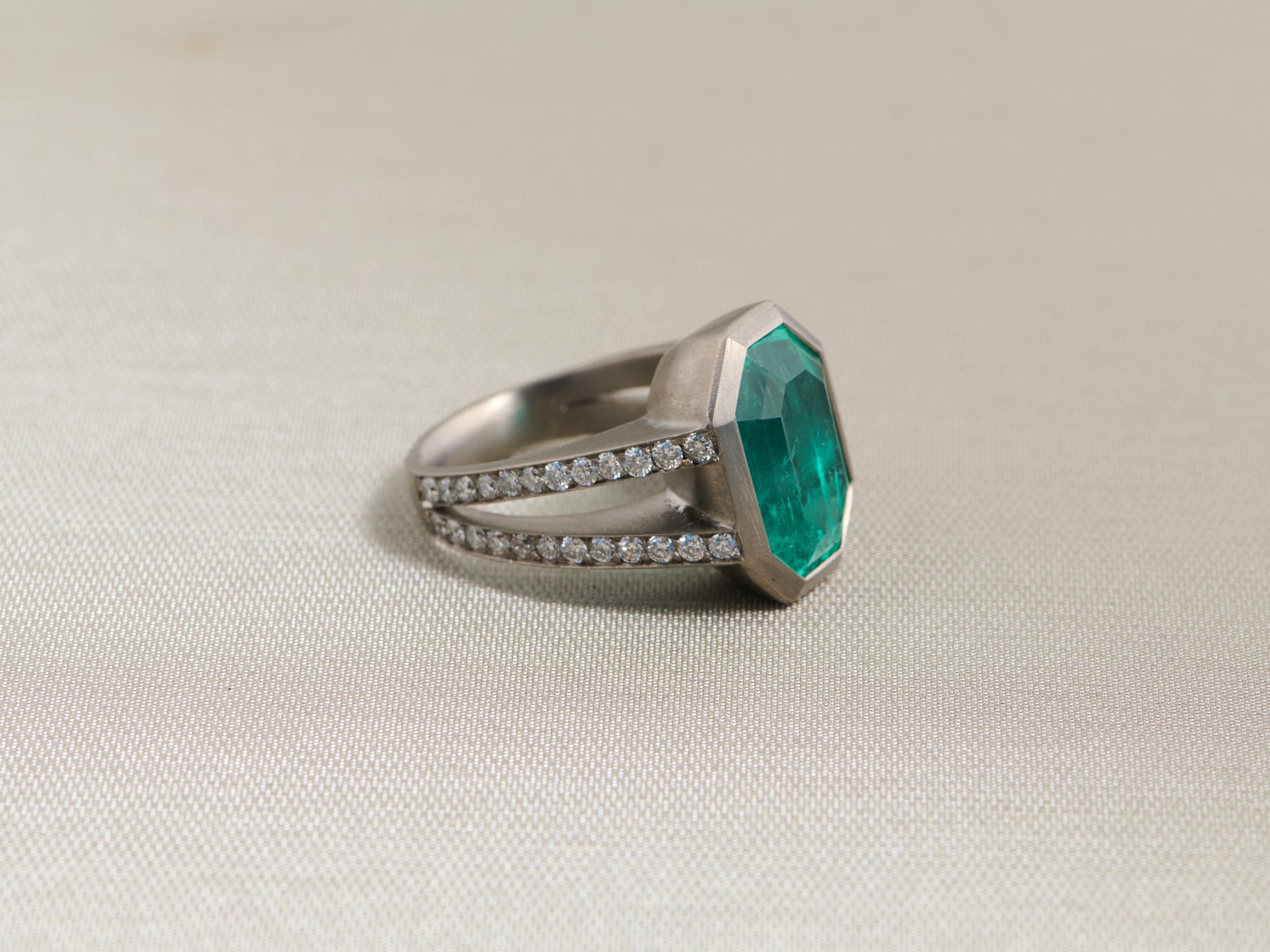 Contemporaneo Anello con smeraldo colombiano e diamante certificato AGL da 10,25 carati in titanio in vendita