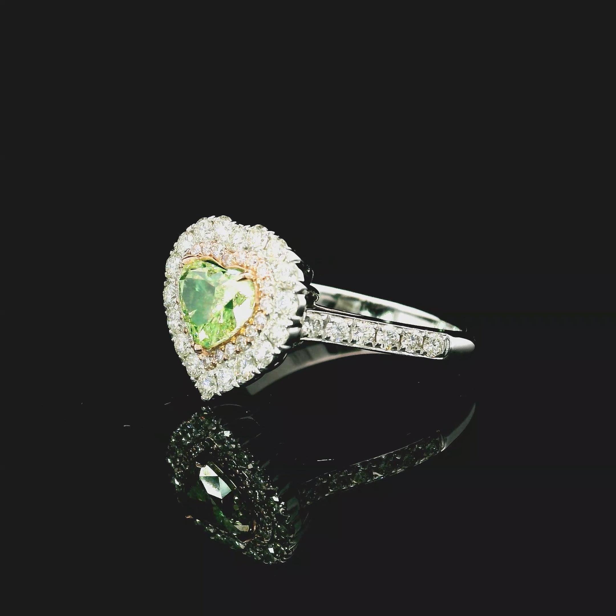 Anello in oro bianco 18 carati con diamanti
  
  Colore e caratura dell'oro: Oro bianco 18kt
  Peso: 4.43 grammi
  
  Imposta con...
  Tipo di pietra: Diamanti
  Forma: Cuore
  Carati: 1,03 ct
  Colore: Verde Fantasia 
  Chiarezza: VS1
  
  Pietre