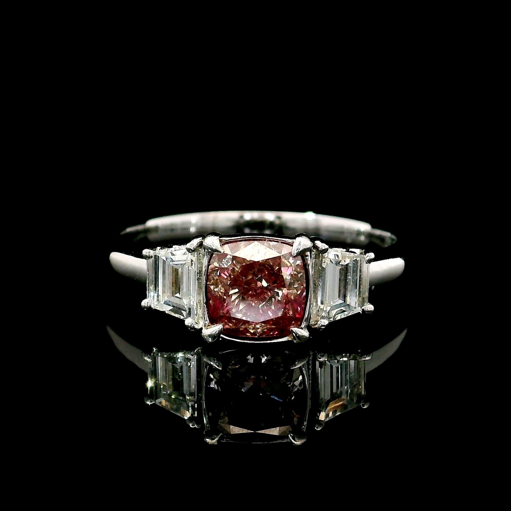 Ring aus 18kt Weißgold mit Diamanten
  
  Goldfarbe und Karat: Weißgold 18kt
  Gewicht: 3.528 Gramm
  
  Satz mit...
  Steinart: Diamanten
  Die Form: Kissen
  Karat: 1,03 ct
  Farbe: Fancy Pink
  Klarheit: VS
  
  Umliegende Steine: Diamanten
 1)
