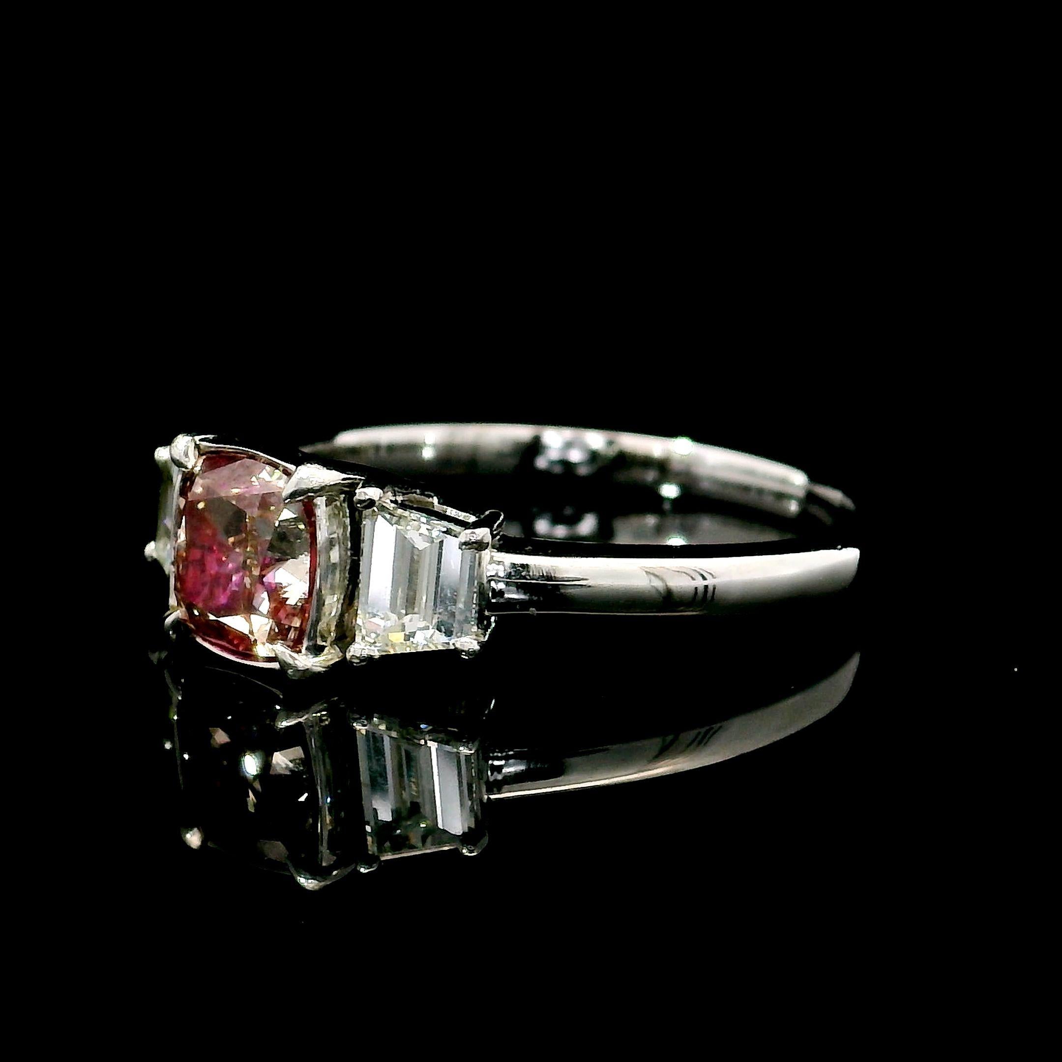 AGL-zertifizierter 1.03 Karat Fancy Pink VS Reinheit Diamantring mit Reinheit im Zustand „Neu“ im Angebot in บางรัก, TH