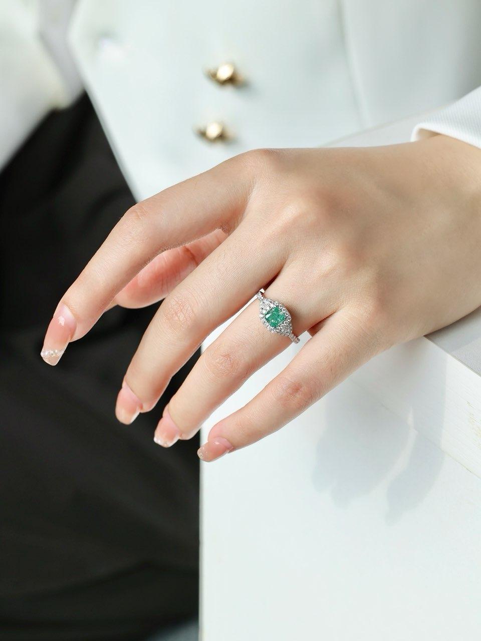 Modern AGL Certified 1.03 CT VS Green Diamond 18K Gold Three-Stone Ring with Diamonds For Sale