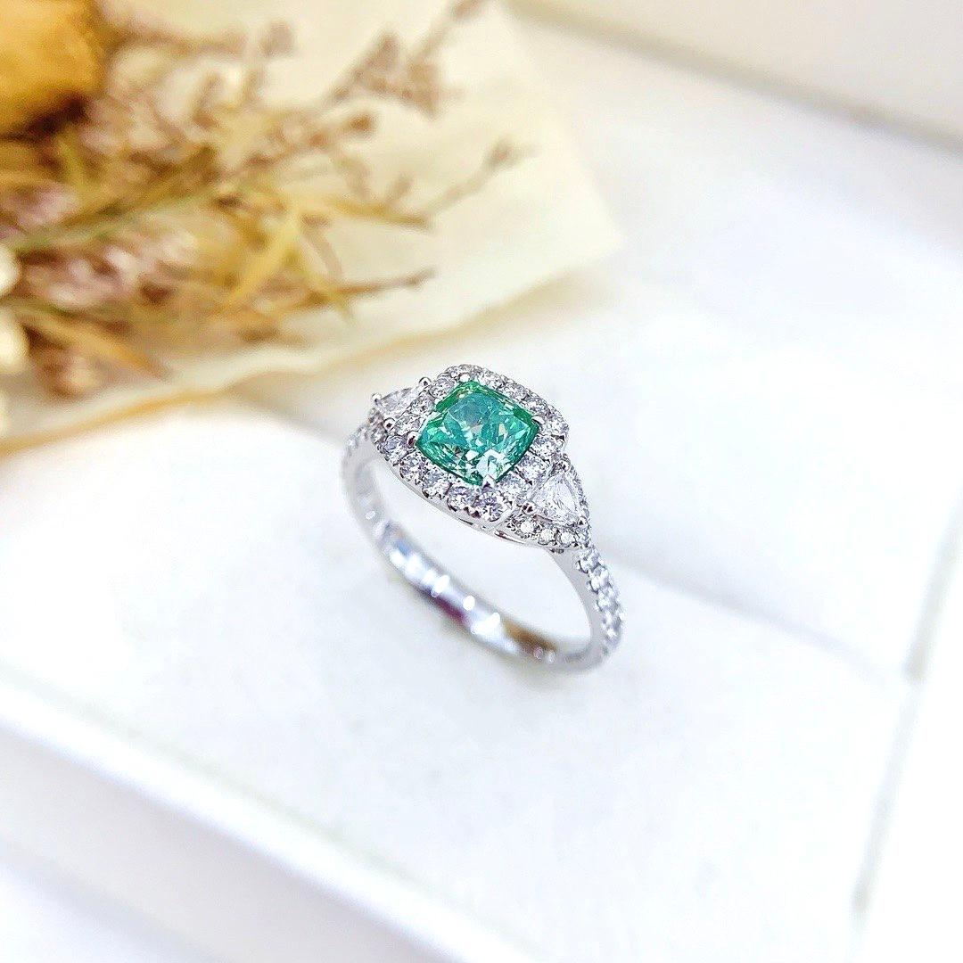 AGL Certified 1.03 CT VS Green Diamond 18K Gold Three-Stone Ring with Diamonds In New Condition For Sale In Kowloon, HK