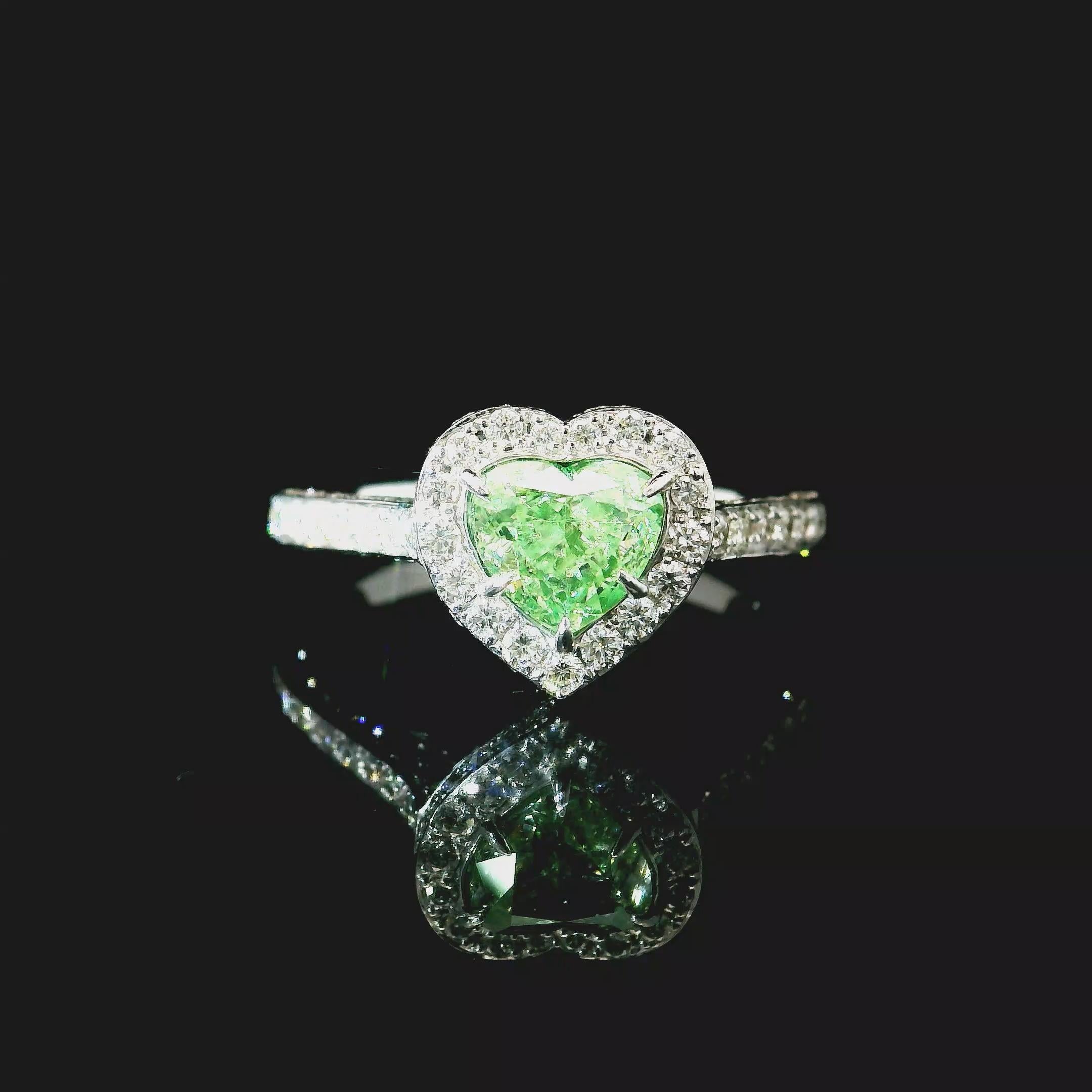 Anillo de oro blanco de 18 quilates con diamantes
  
  Color y quilates del oro Oro blanco 18 quilates
  Peso: 3.84 gramos
  
  Set con-
  Tipo de piedra: Diamantes
  Forma Corazón
  Quilate: 1,04 ct
  Color: Verde Fantasía
  Claridad: VS
  
 