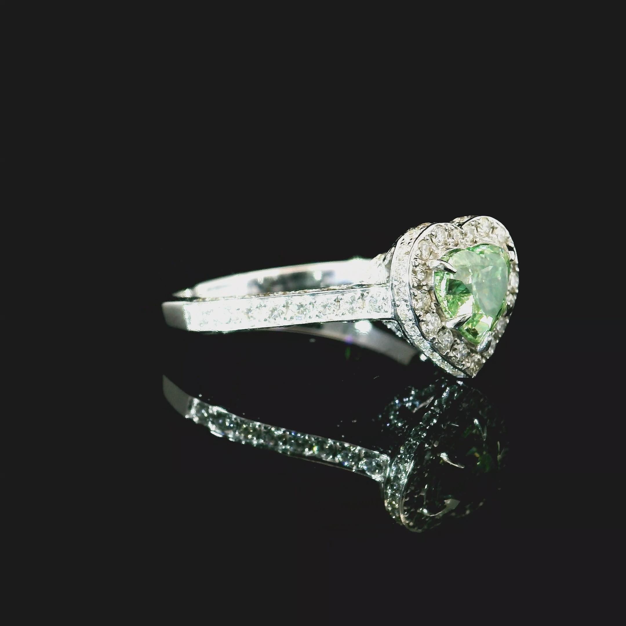Anillo de diamantes con certificado AGL de 1.04 quilates de color verde fantasía y claridad VS Corte de corazón en venta