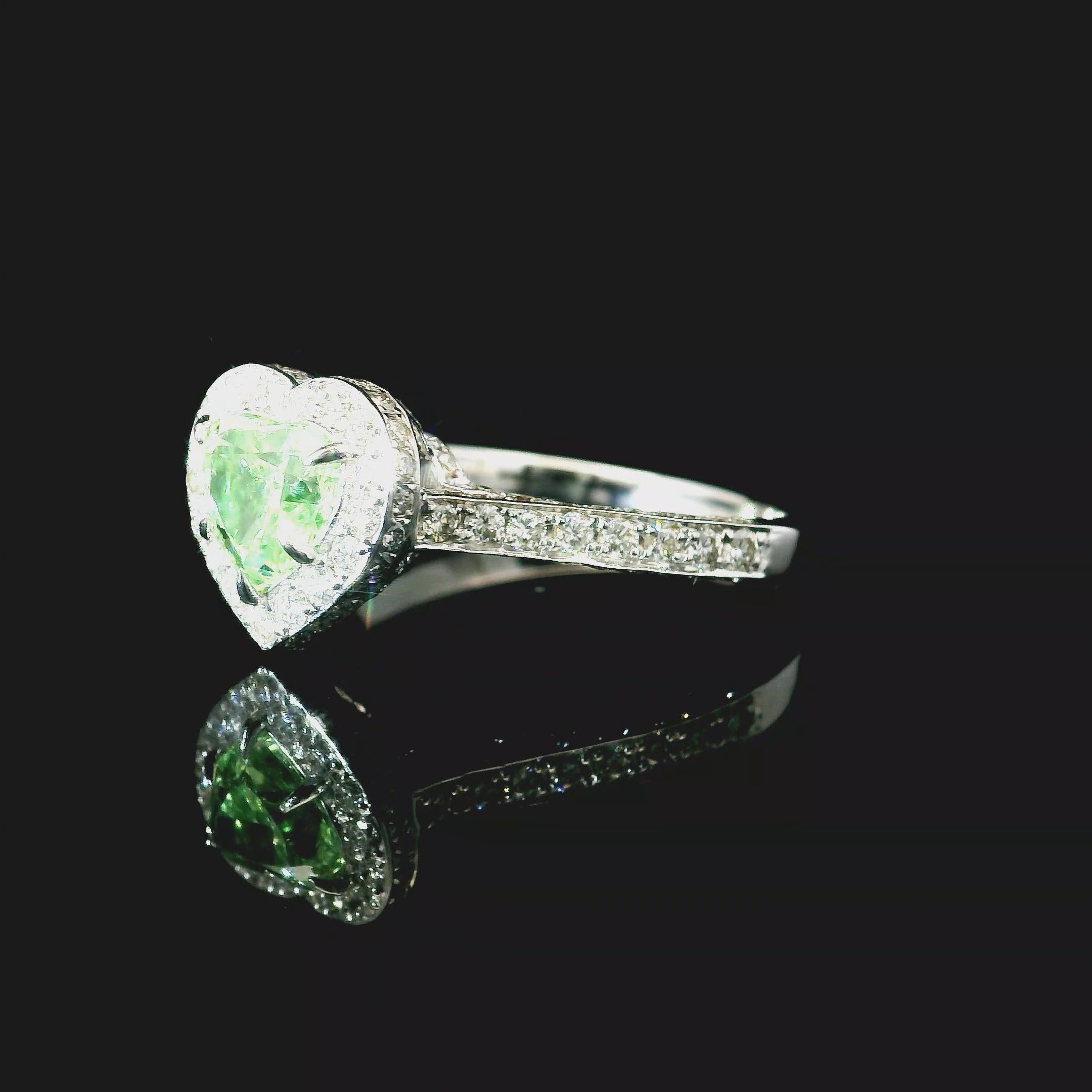 Anillo de diamantes con certificado AGL de 1.04 quilates de color verde fantasía y claridad VS en Nuevo estado para la venta en บางรัก, TH