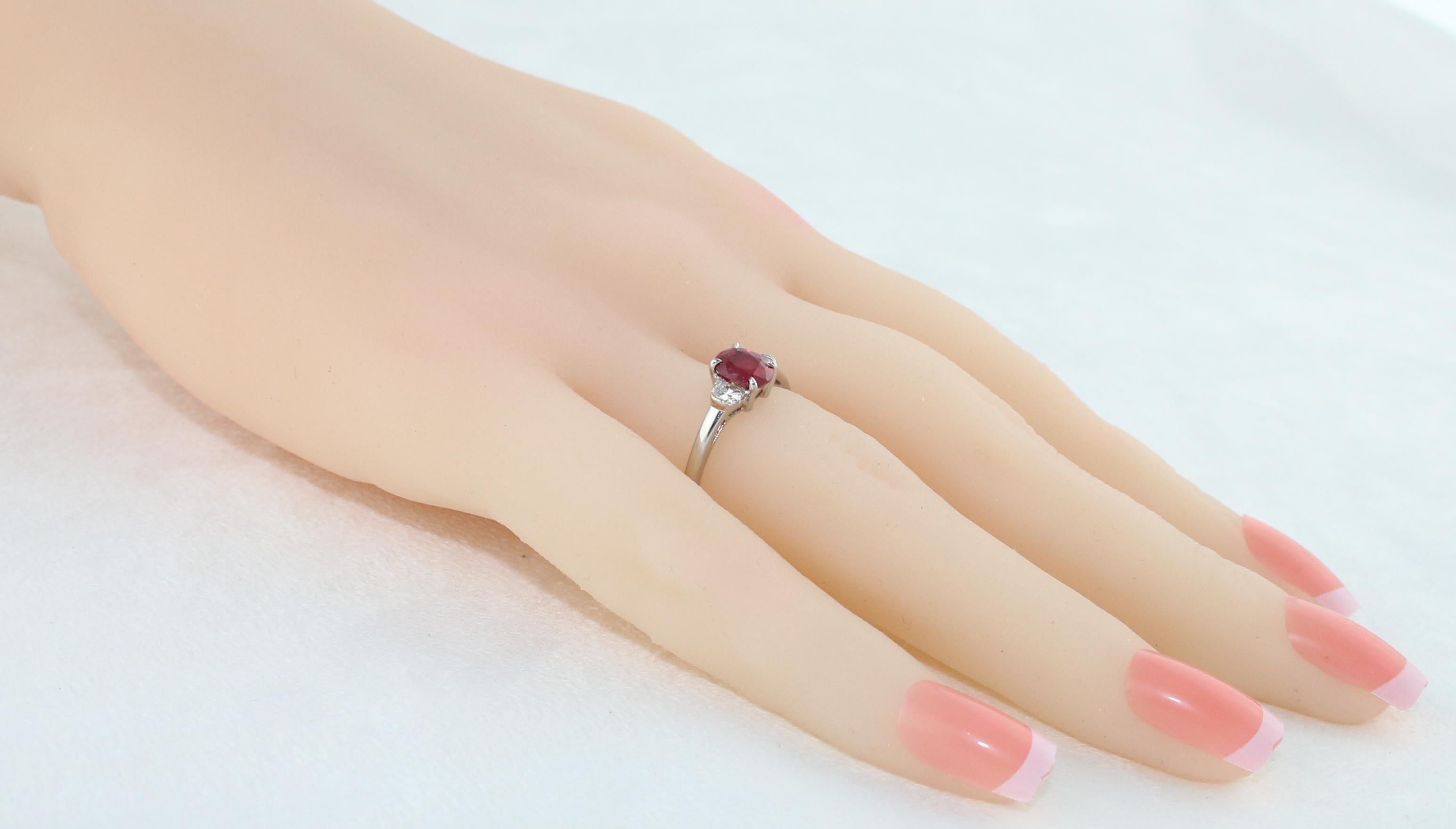 AGL Certified 1.04 Carat Oval Ruby Diamond Gold Ring In New Condition For Sale In New York, NY