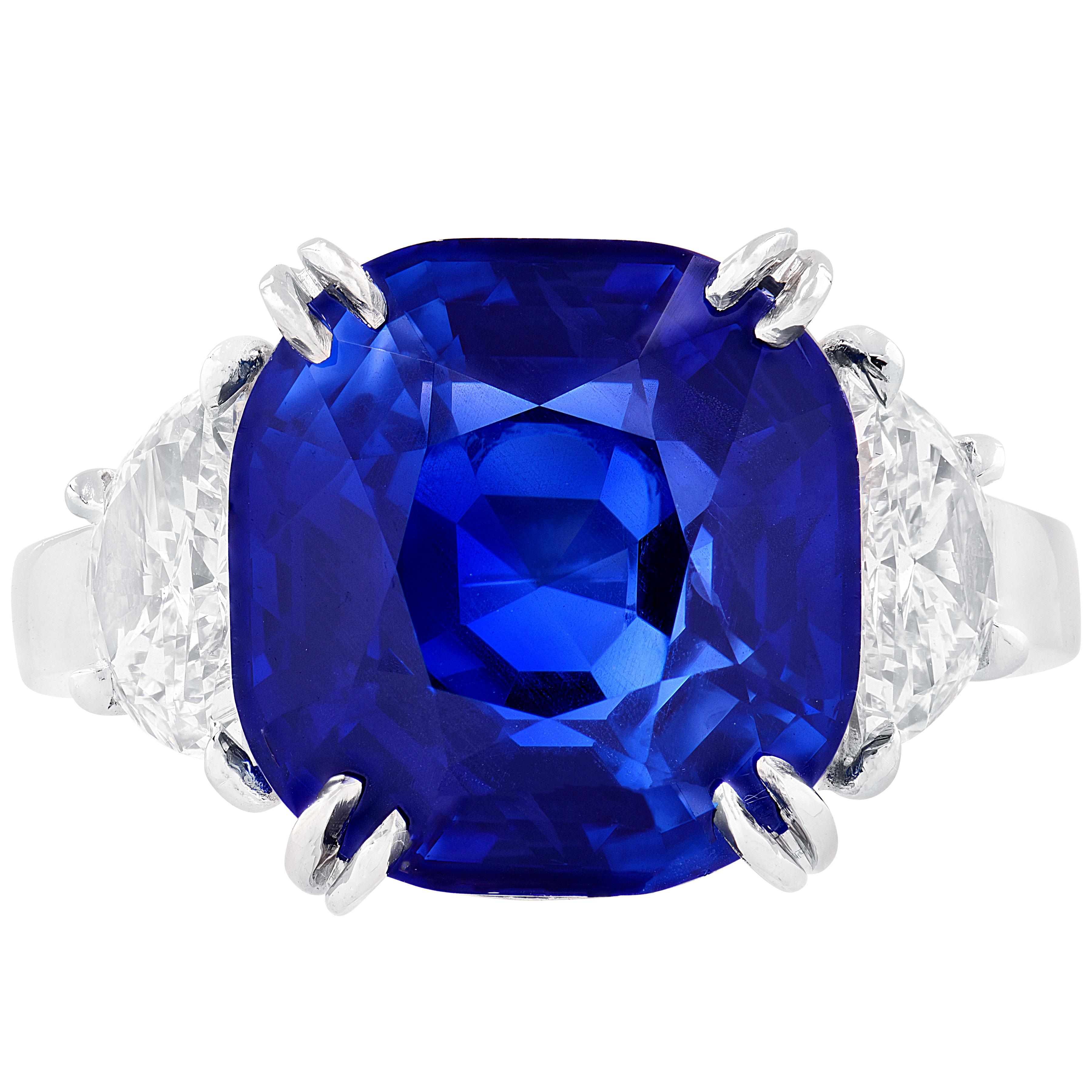 Dieser wunderschöne Ring ist aus Platin gefertigt und präsentiert einen blauen Saphir von 10,43 Karat burmesischer Herkunft, der von AGL zertifiziert ist. Bemerkenswert ist, dass der Saphir keiner Wärmebehandlung unterzogen wurde - eine