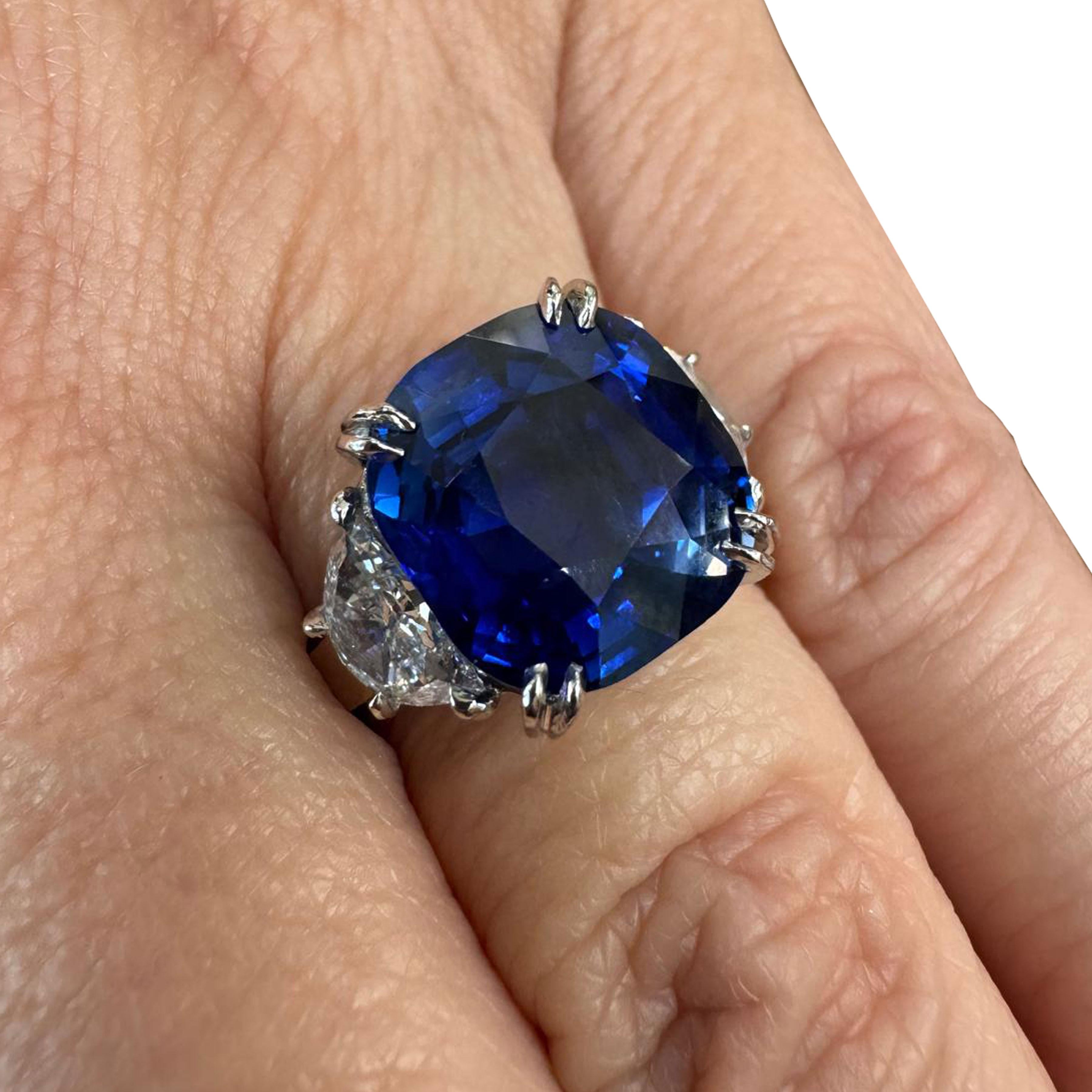AGL-zertifizierter 10,43 Karat Burma No Heat Saphir & Diamant Drei-Stein-Ring (Kissenschliff) im Angebot
