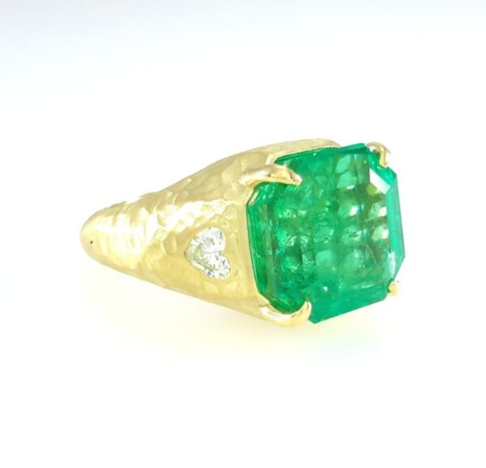 Cette magnifique bague met en valeur une émeraude colombienne naturelle de 10,68 carats, certifiée par AGL. La teinte verte vive de l'émeraude et la légère amélioration de sa clarté en font un exemple remarquable de l'artisanat colombien. Sertie