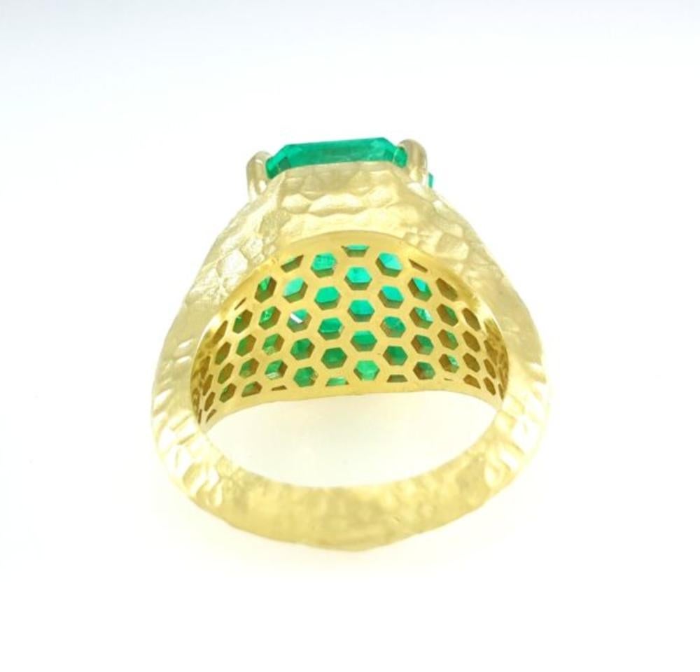 Taille carrée Bague en émeraude colombienne certifiée AGL de 10,68 carats et diamant en forme de cœur en vente