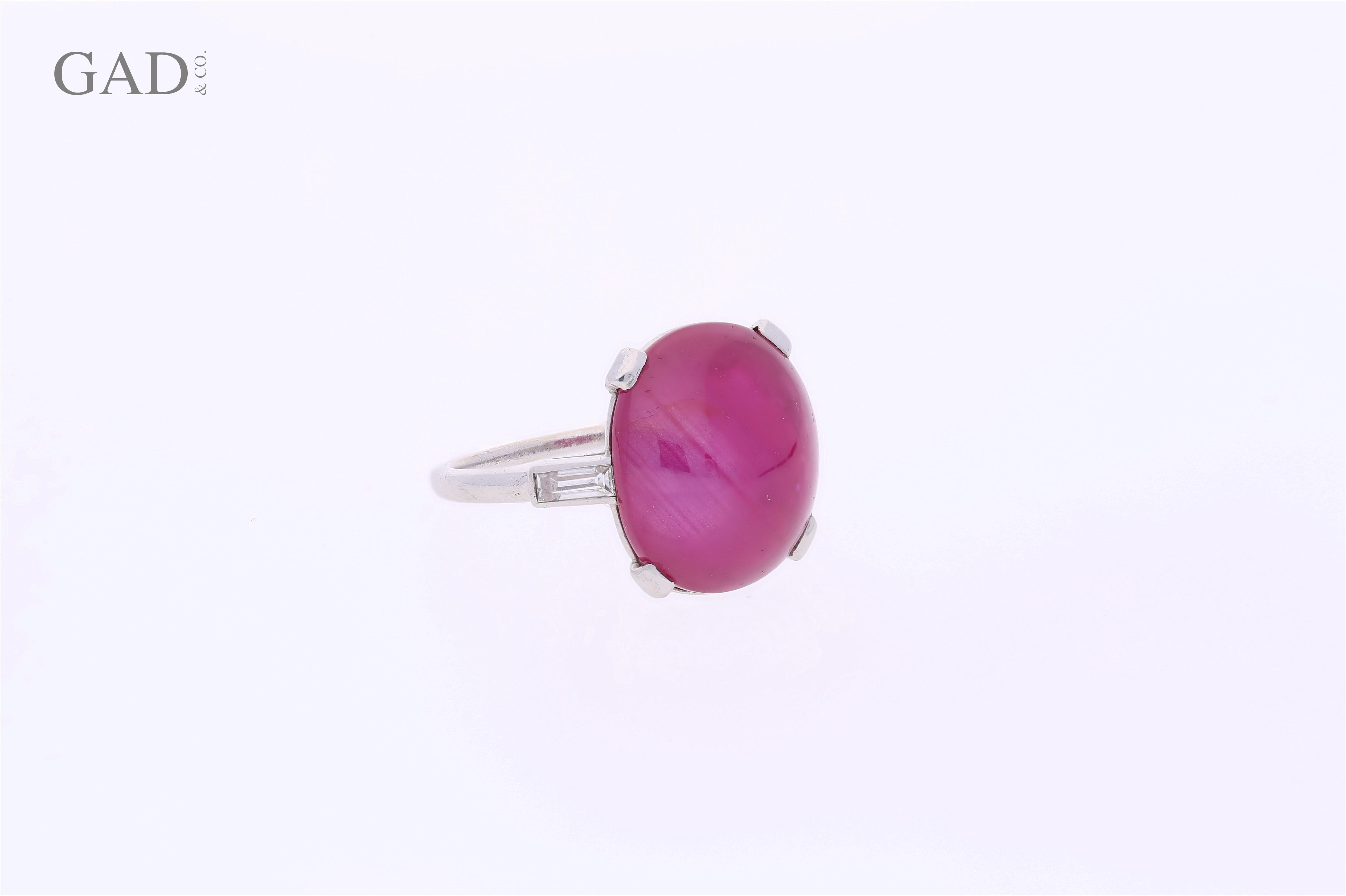 Anillo de 3 piedras de rubí estrella natural de origen birmano de 10,88 quilates certificado por AGL en platino y diamante baguette. Anillo de cóctel vintage con una rara gema Star Ruby sin calor procedente de Birmania, Myanmar. El anillo tiene una