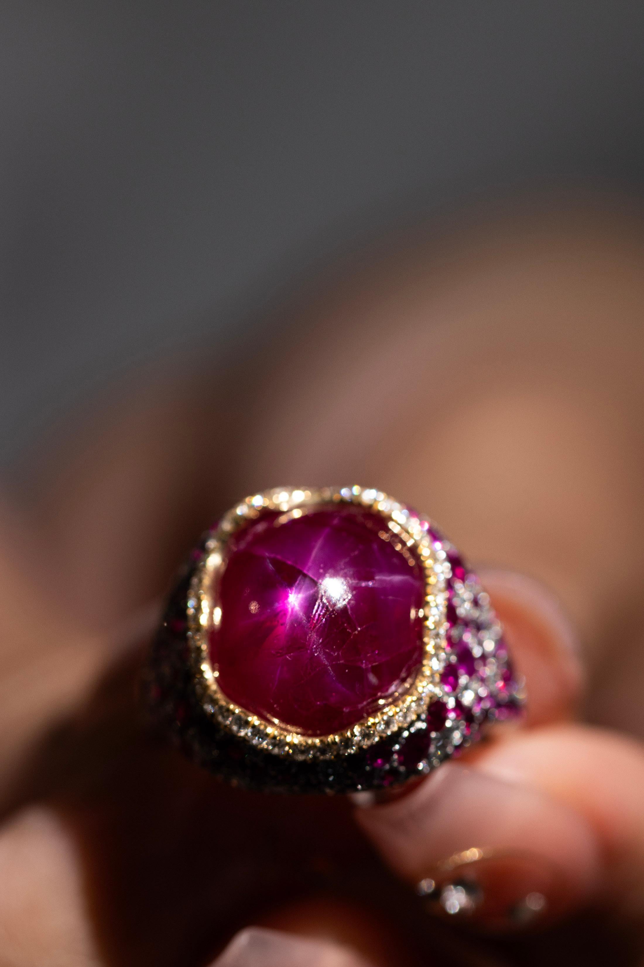 AGL Certified 11.28 Carats Cabochon Star Ruby and Round Diamond Cocktail Ring In New Condition For Sale In New York, NY