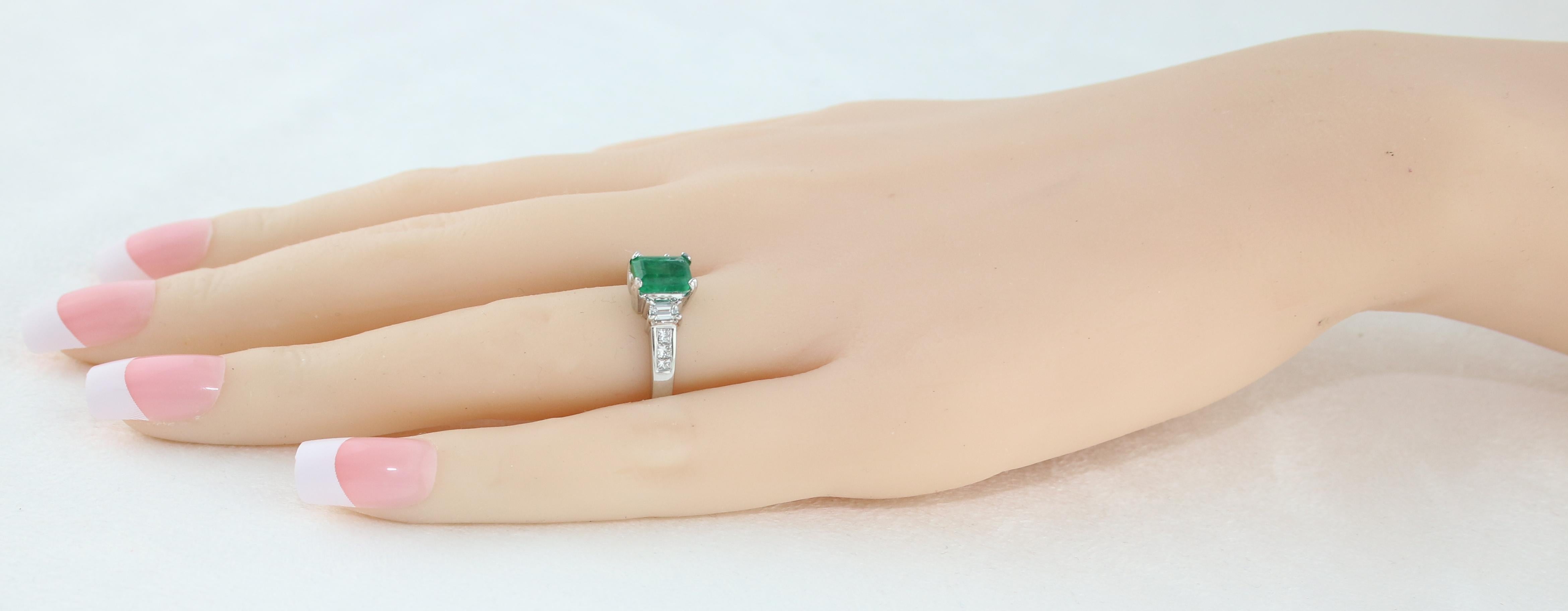 Women's AGL Certified 1.15 Carat Emerald Three-Stone Diamond Gold Ring For Sale
