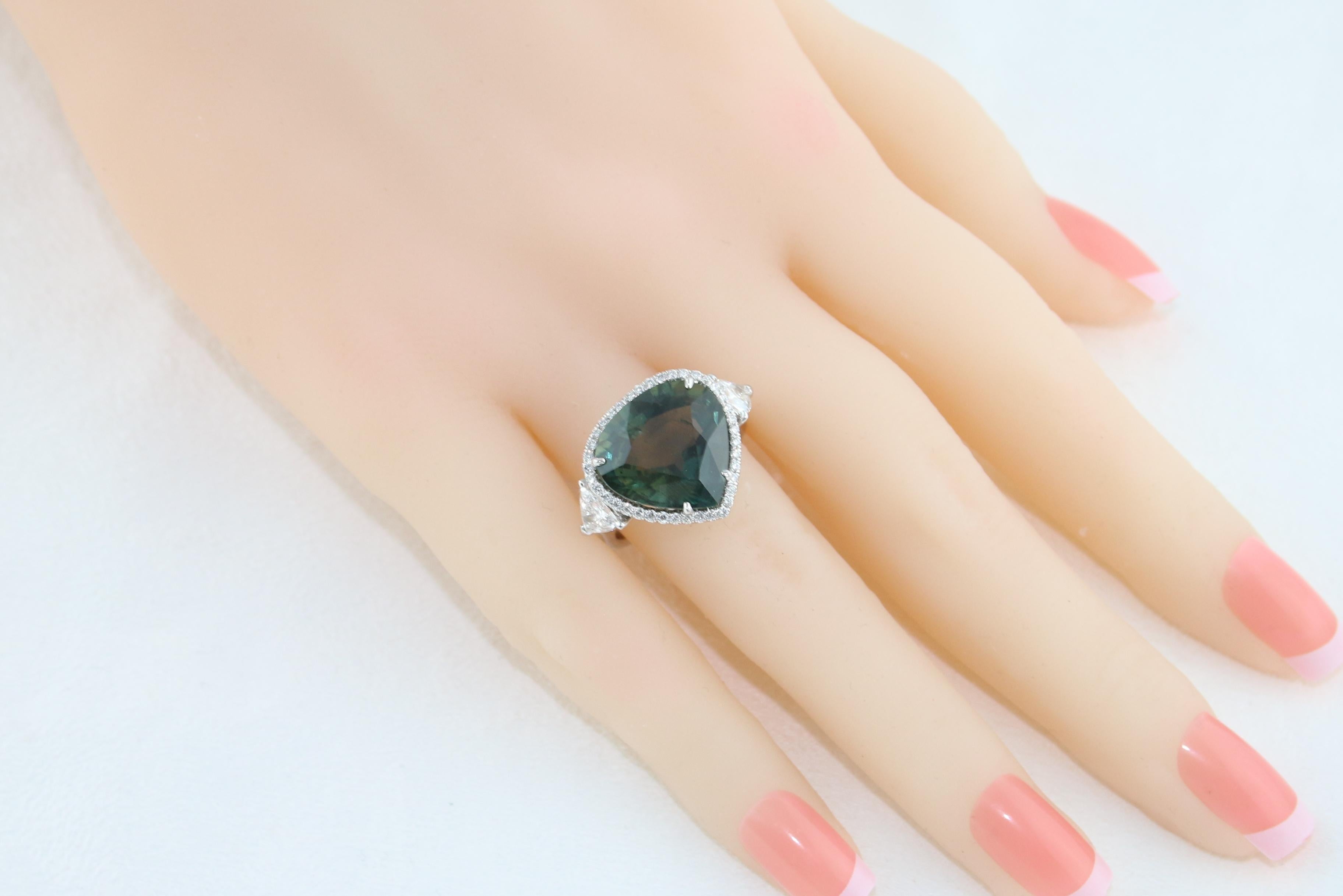 AGL Certified 11.61 Carat No Heat Bluish Green Sapphire Diamond Ring In New Condition For Sale In New York, NY