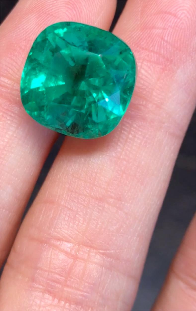 Eighteen Karat Yellow Gold AGL Certified Eleven Carats Colombian Emerald Ring  For Sale 1