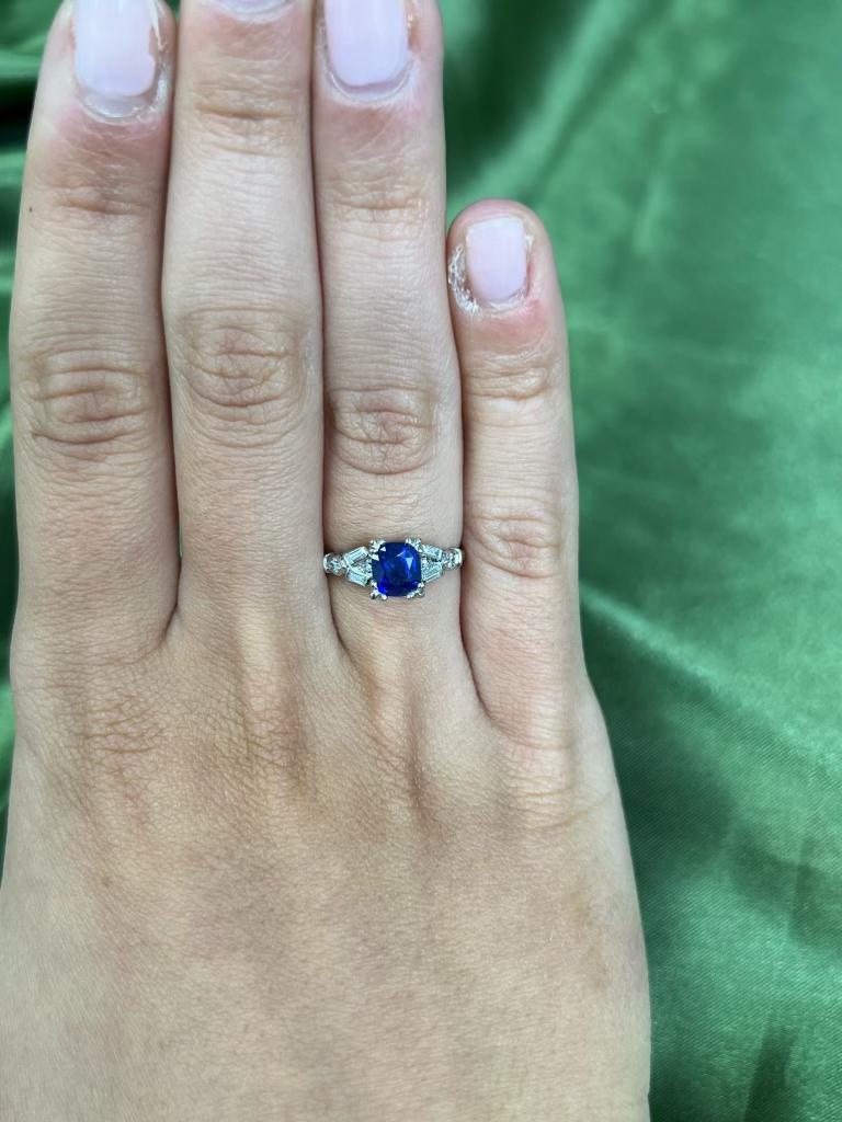 AGL Certified 1.29 ct. Kashmir Sapphire Art Deco Cocktail Ring In Excellent Condition For Sale In New York, NY
