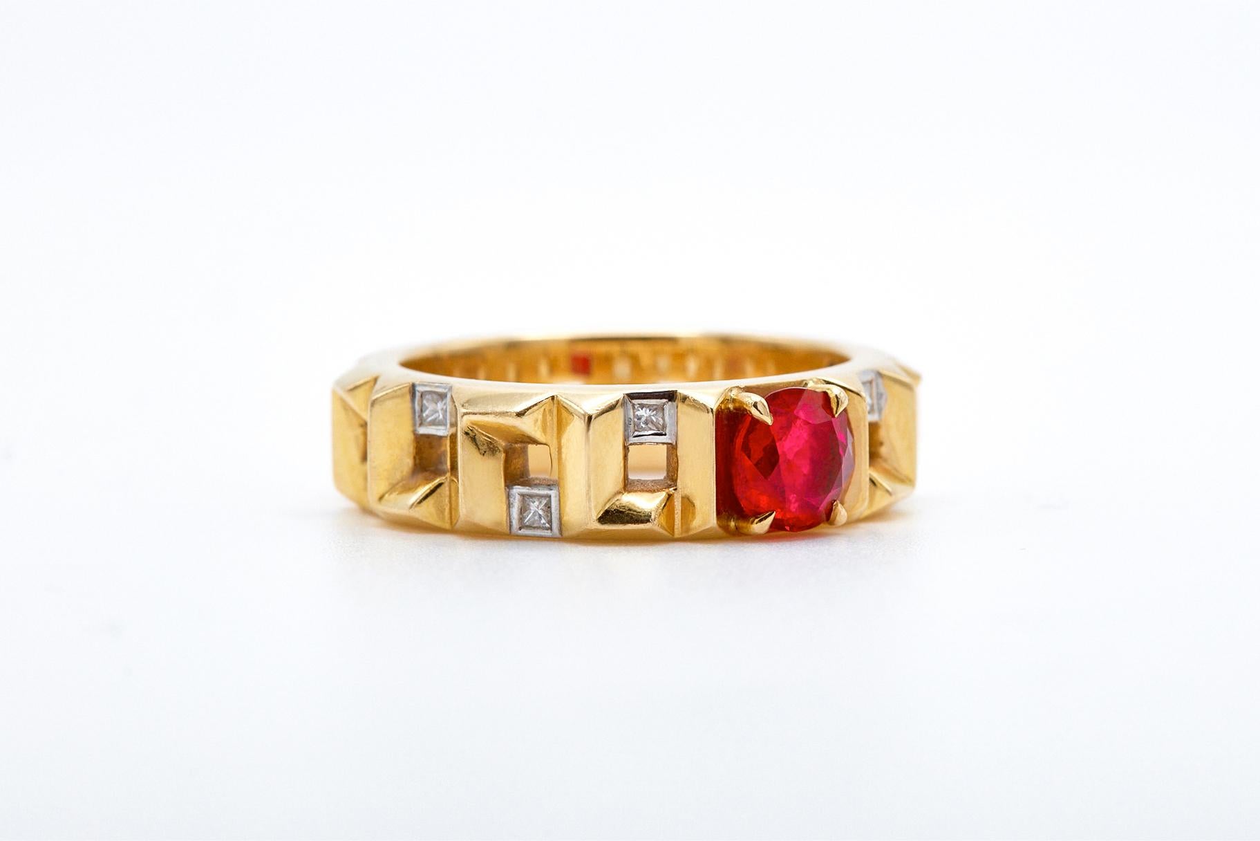 18K YELLOW GOLD 
6 DIAMONDS   0. 11 CARATS
1 NO-HEAT BURMESE RUBY  1.30 CARATS
AGL LAB CERTIFIED

Experience the timeless elegance of our Meandros Legacy ring. This exquisite piece combines classical Greek design with contemporary luxury, featuring