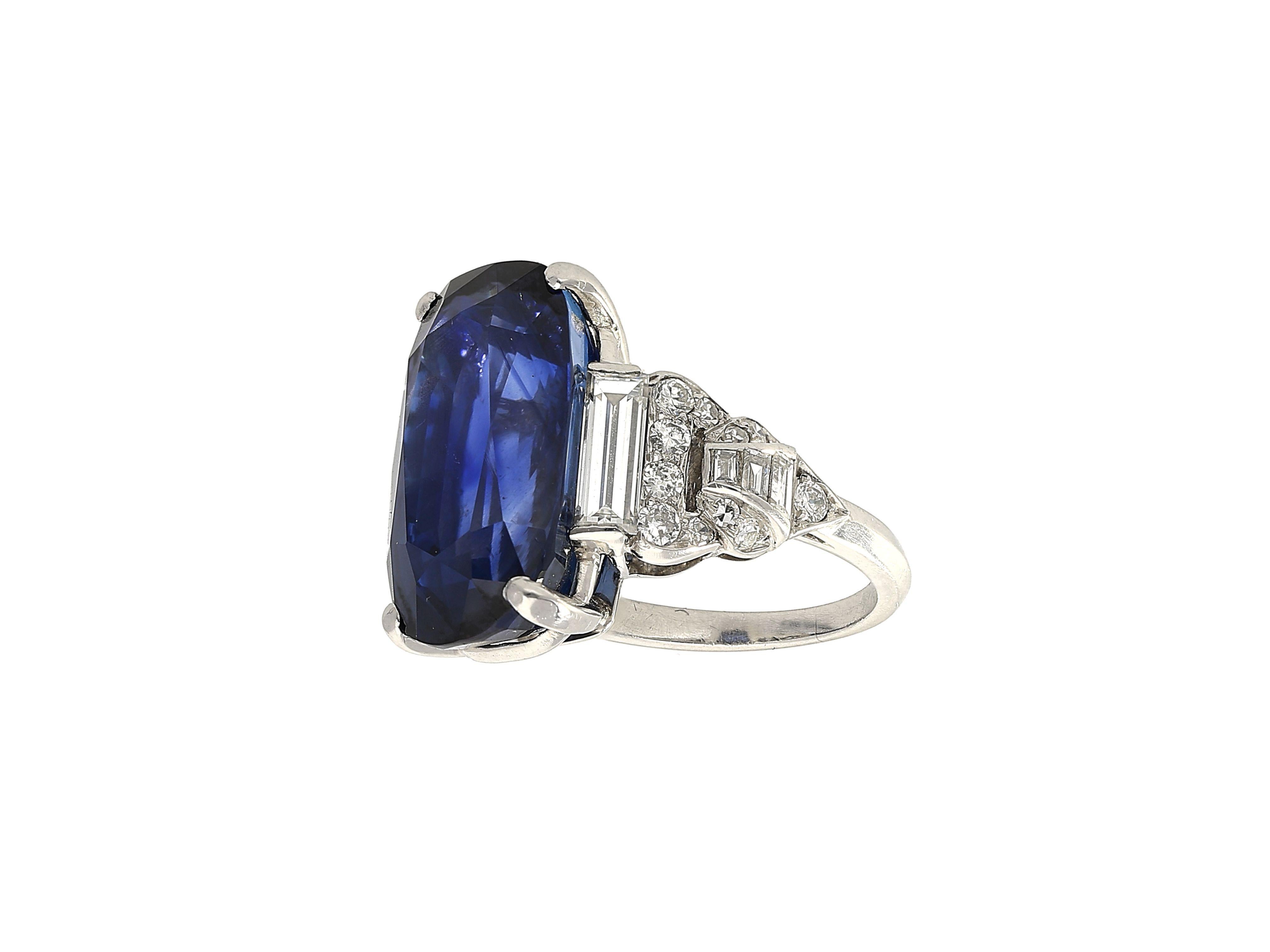 AGL Certified 13.81 Carat Ceylon No Heat Blue Sapphire Platinum Vintage Ring In Excellent Condition For Sale In Miami, FL