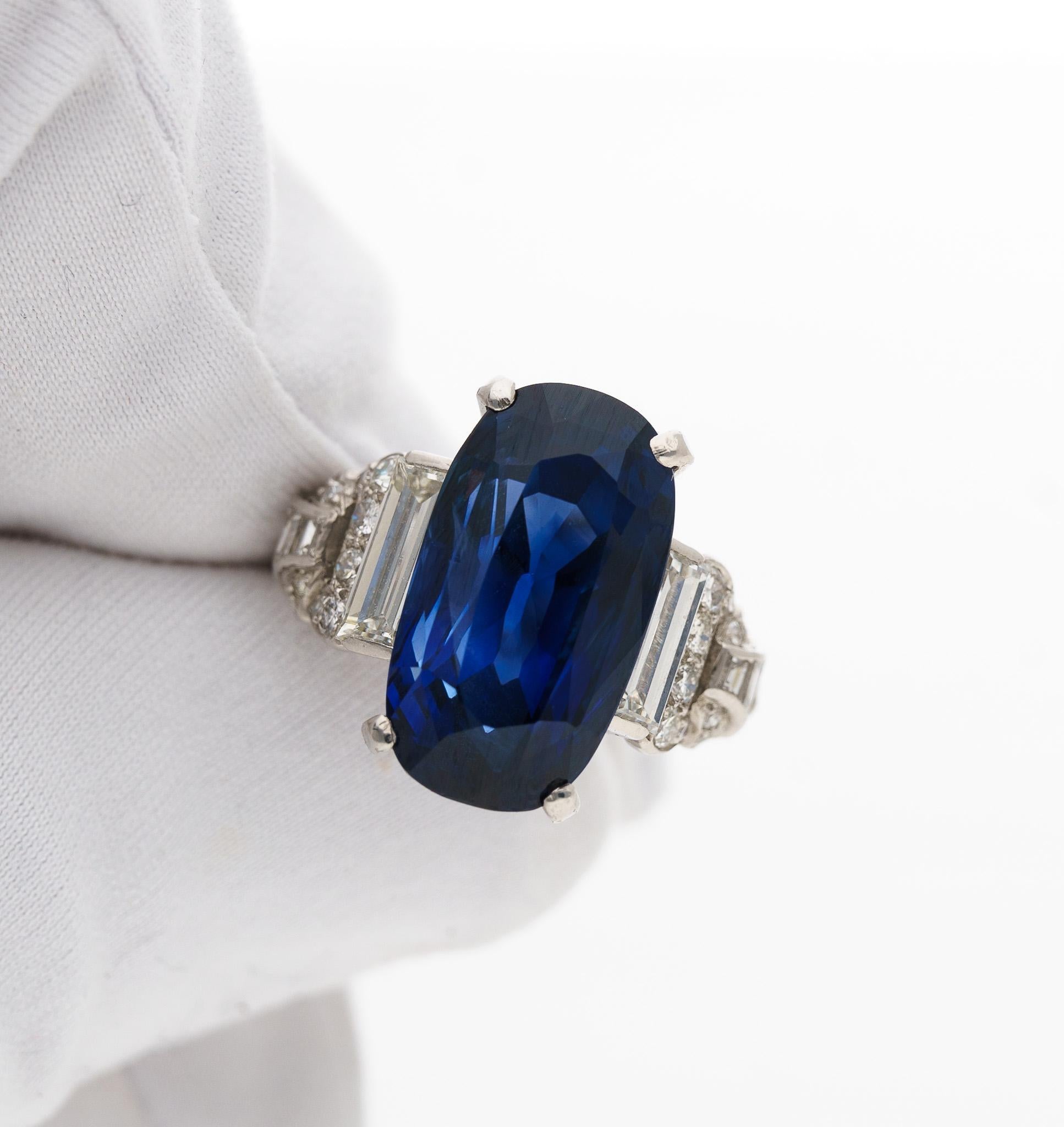 AGL Certified 13.81 Carat Ceylon No Heat Blue Sapphire Platinum Vintage Ring For Sale 4
