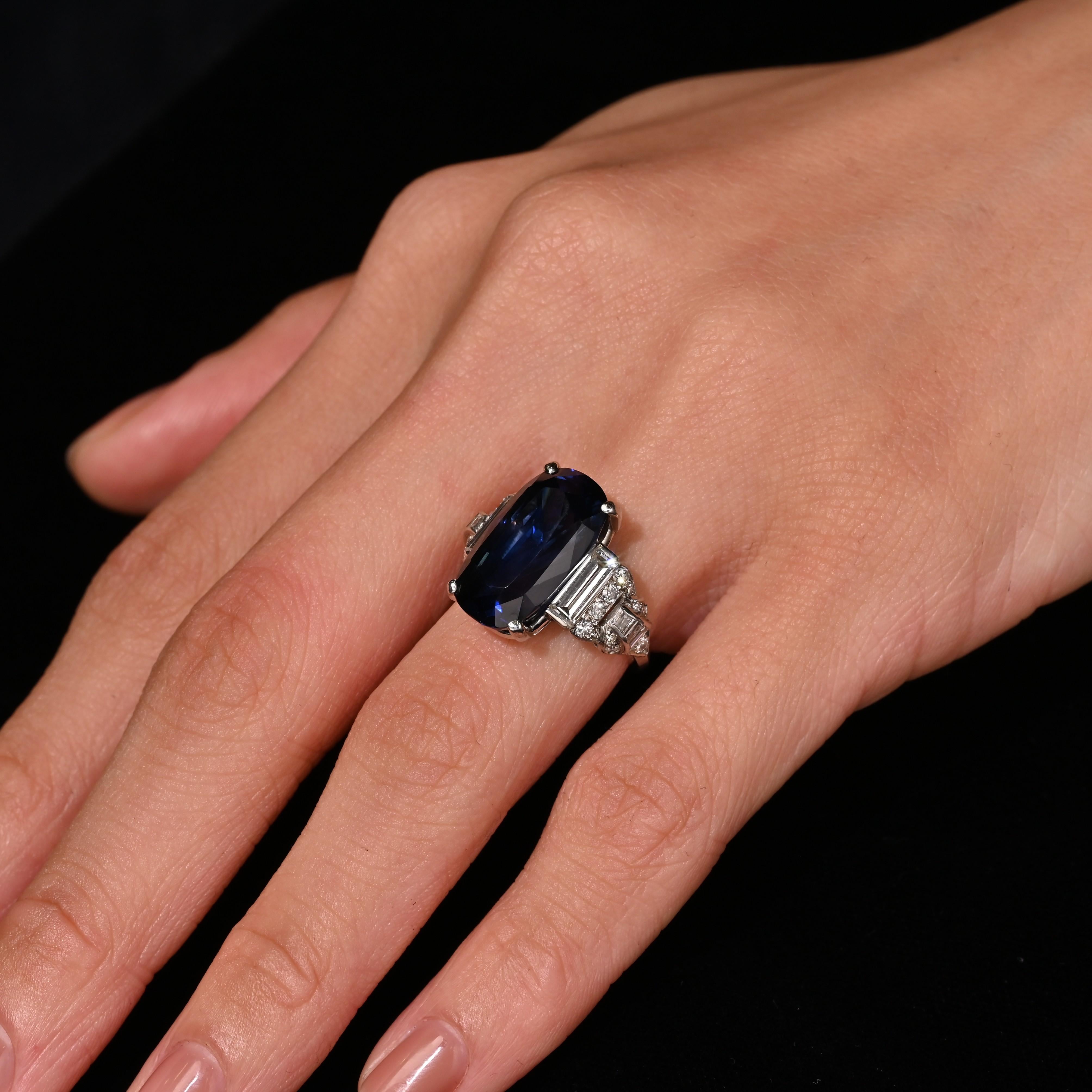 AGL Certified 13.81 Carat Ceylon No Heat Blue Sapphire Platinum Vintage Ring In Excellent Condition For Sale In Miami, FL