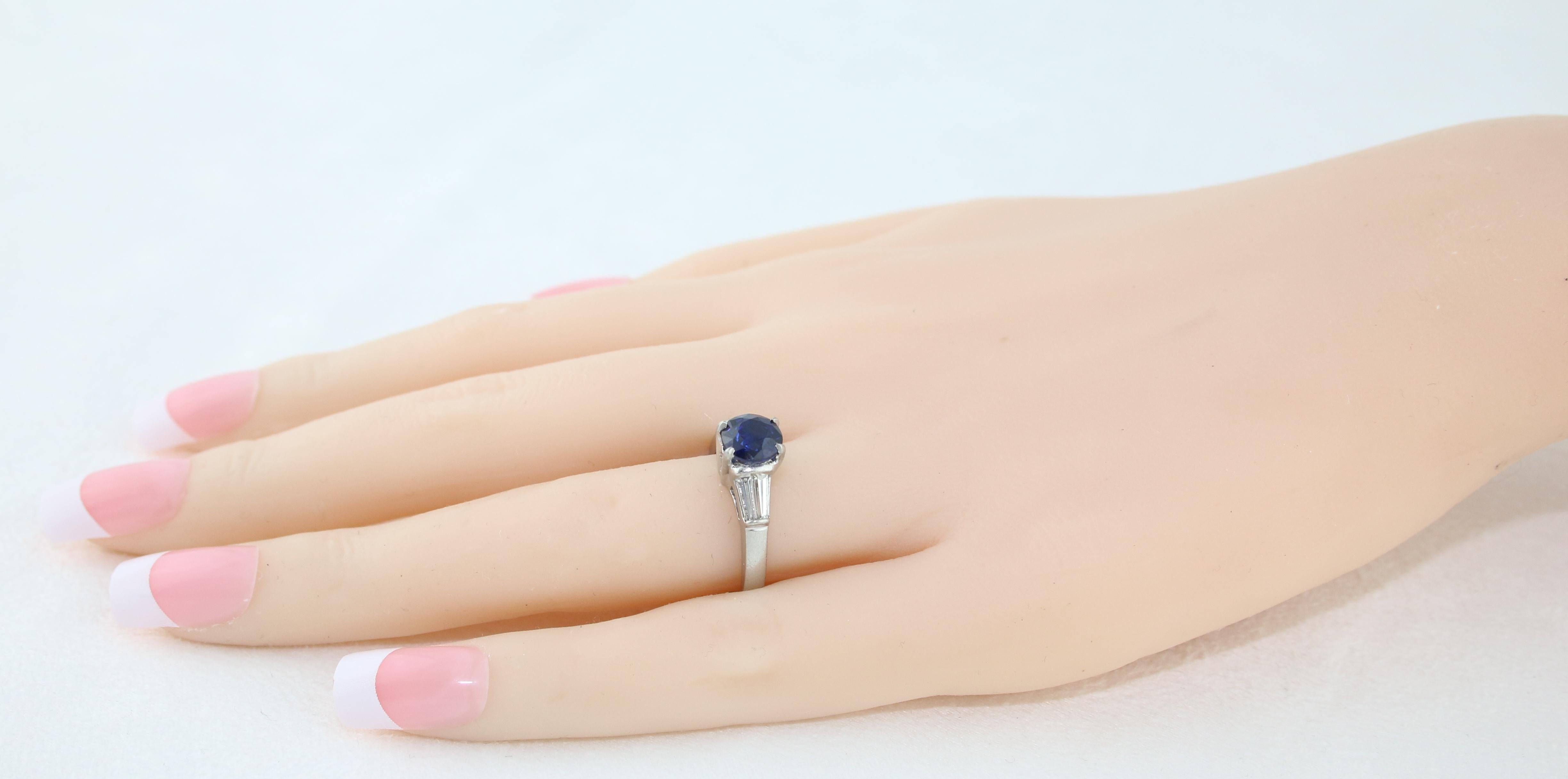 Women's AGL Certified 1.41 Carat Round Blue Sapphire Diamond Platinum Ring For Sale
