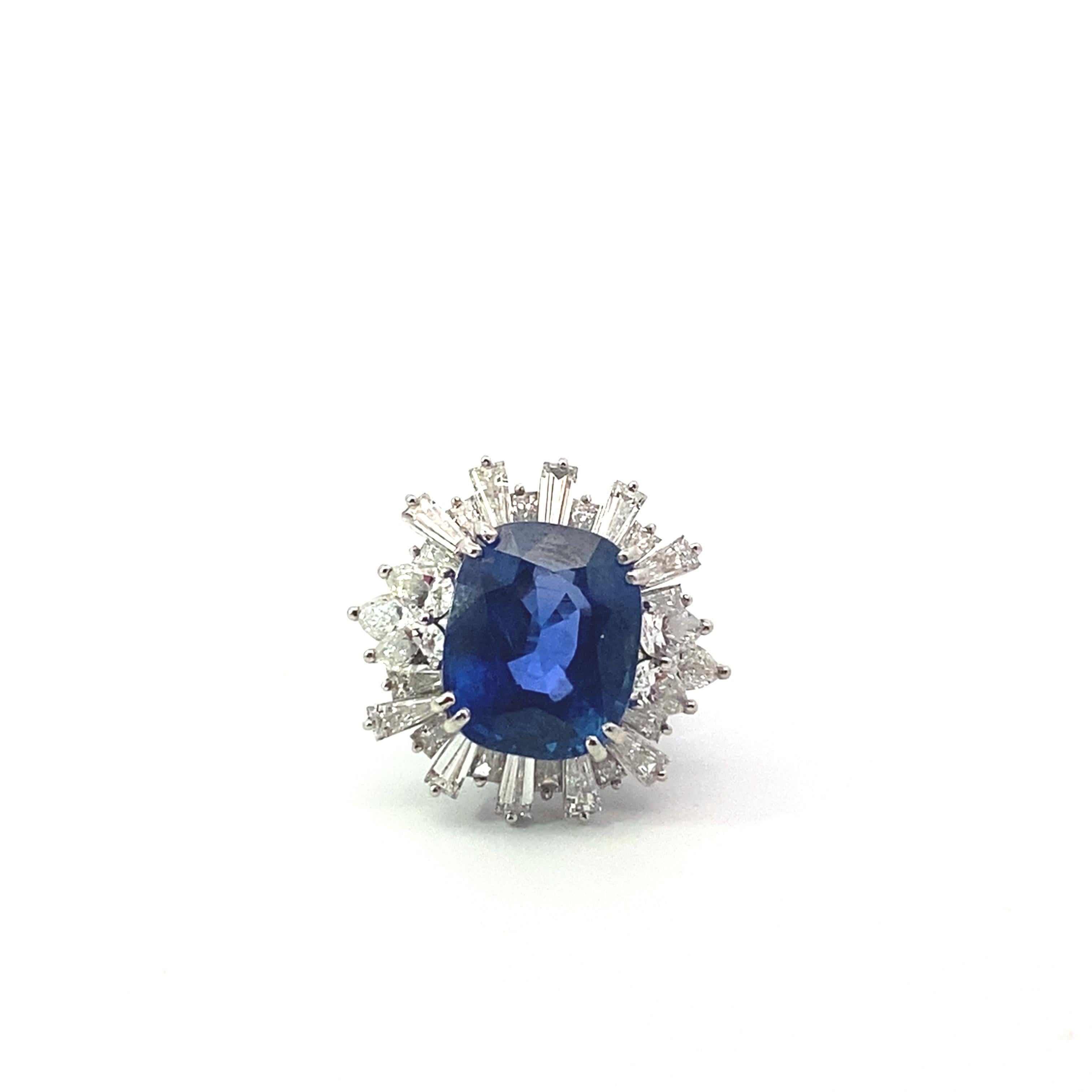 AGL Certified 14.27 carat UNHEATED BURMESE Sapphire and Diamond Platinum Ring. 
Belle couleur velours. 
Le saphir en forme de coussin mesure 15,30 x 12,68 x 8,37 millimètres. 
Rapport AGL n° 1142051
* Pas de chaleur
*Origine birmane
La bague pèse