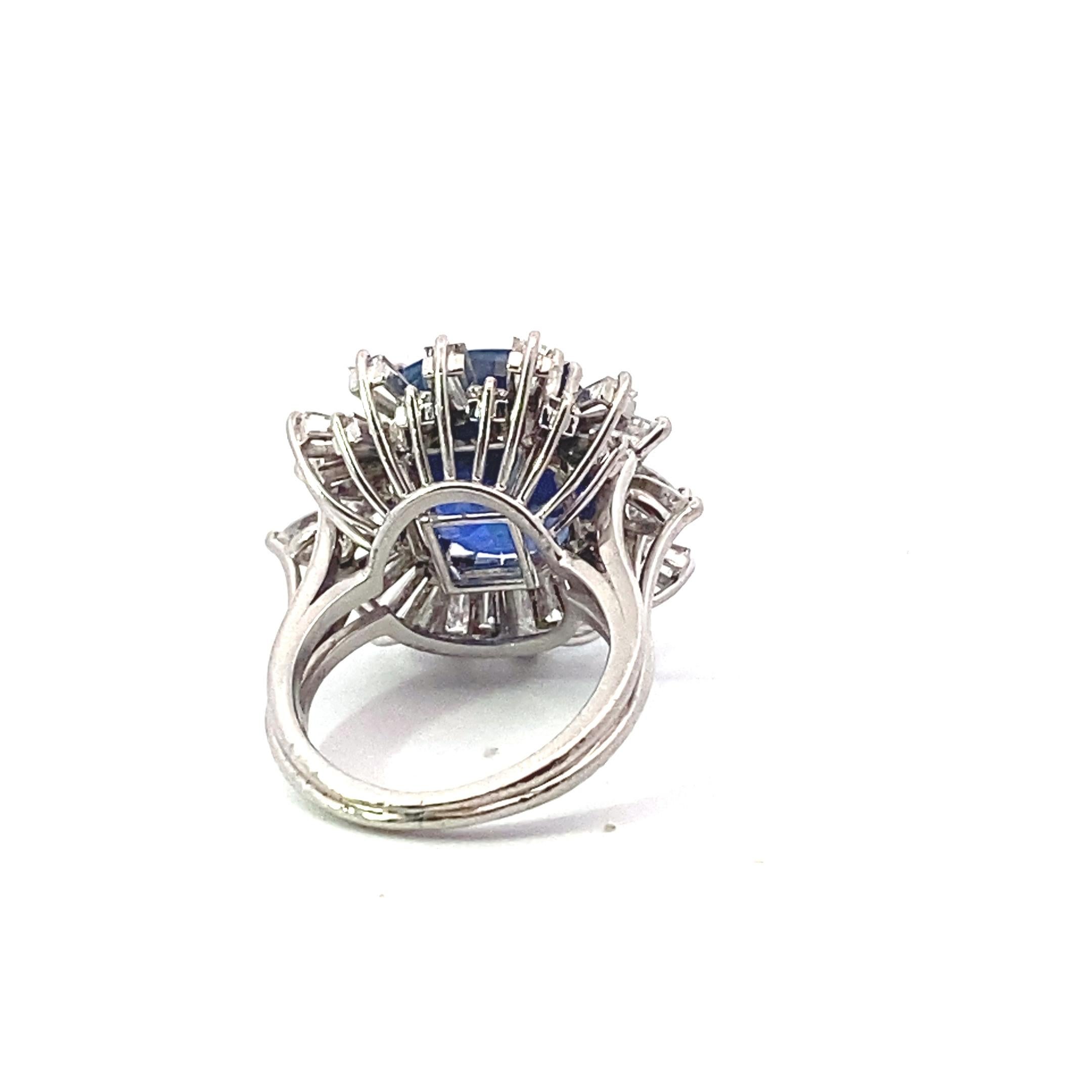Taille coussin Bague en platine avec saphir bleu de Birmanie non chauffé de 14,27 carats, certifié AGL en vente