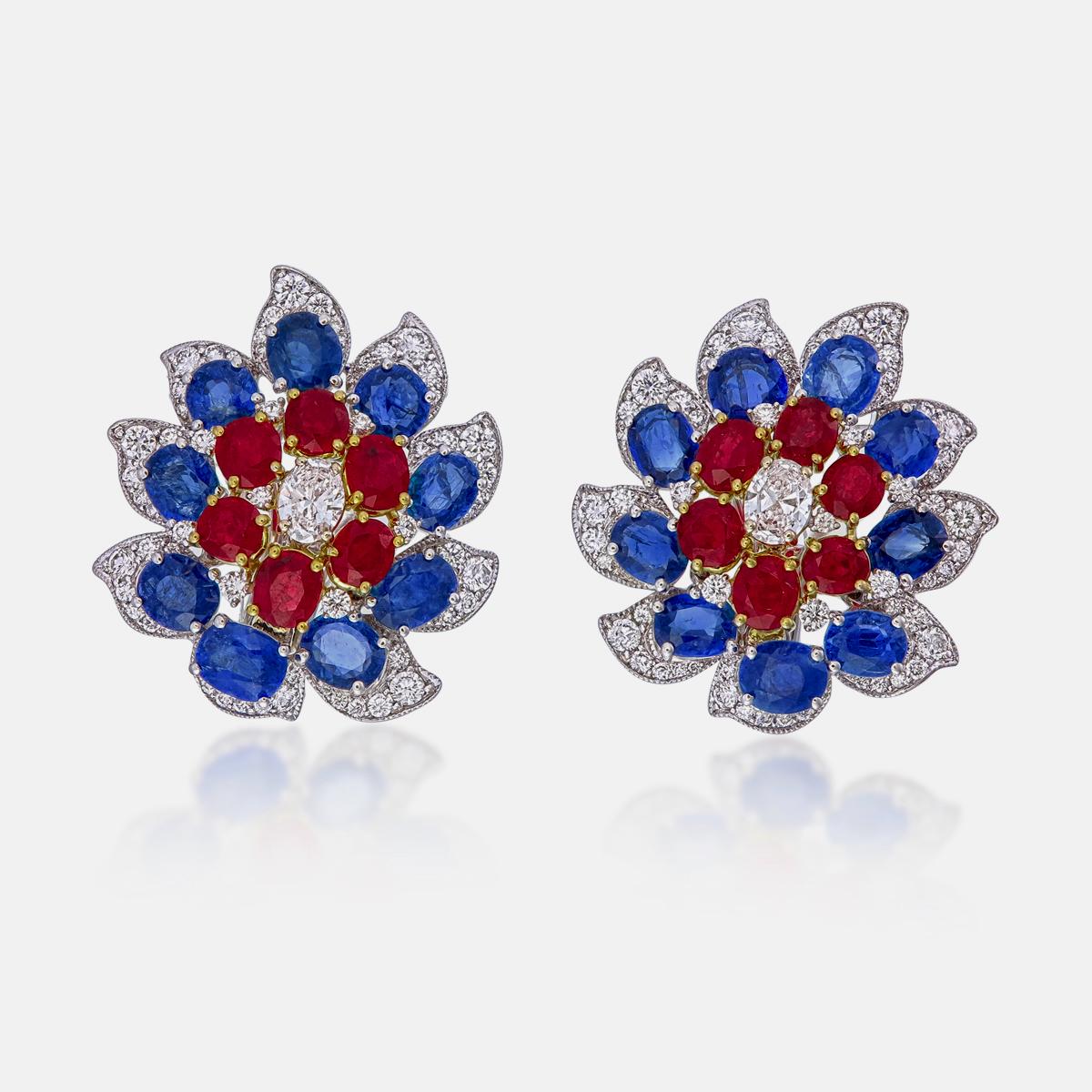 Un paio di raffinati orecchini senza tempo con rubini e diamanti in oro 18 carati. Questo paio di orecchini abbraccia il minimalismo con il suo design semplice, ma allo stesso tempo elegante, adatto a un abbigliamento lifestyle.

- I rubini sono 12,