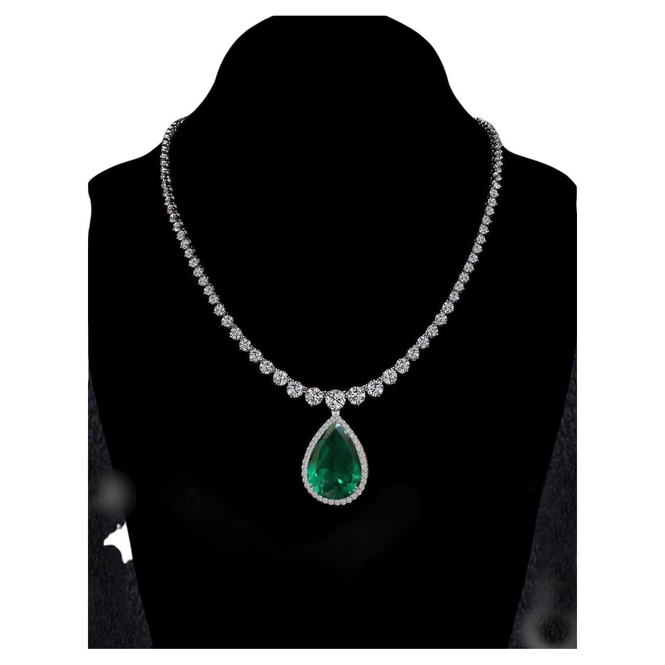 Ti presentiamo questo magnifico ciondolo con uno smeraldo taglio pera da 15 carati. 
Collana riviera con 18 carati di diamanti rotondi taglio brillante e 2 carati di diamanti rotondi taglio brillante intorno alla pietra principale.
Realizzato a mano