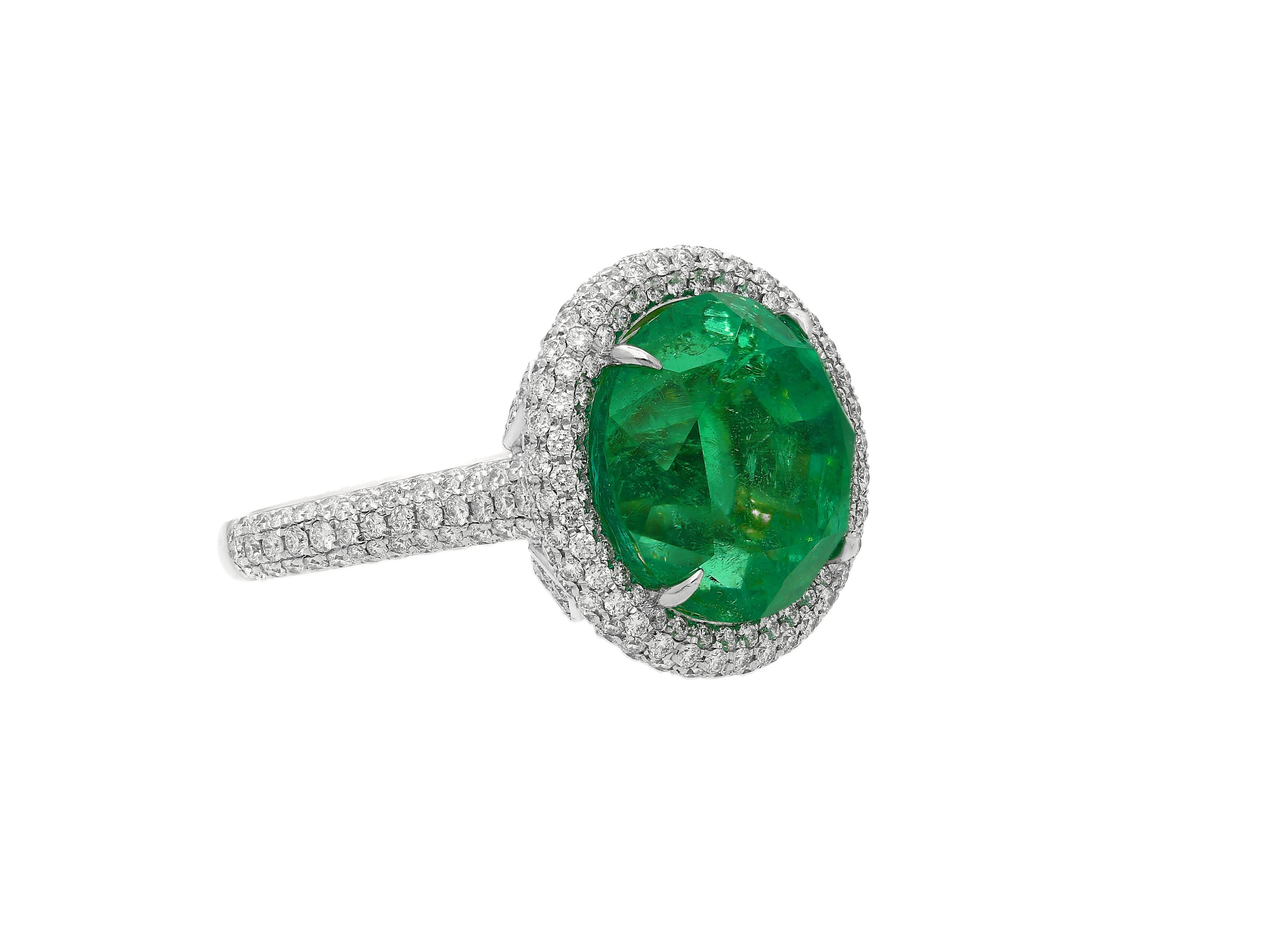 Modern AGL Certified 15 Carat Round Cut Colombian Emerald and Diamond Halo Ring For Sale