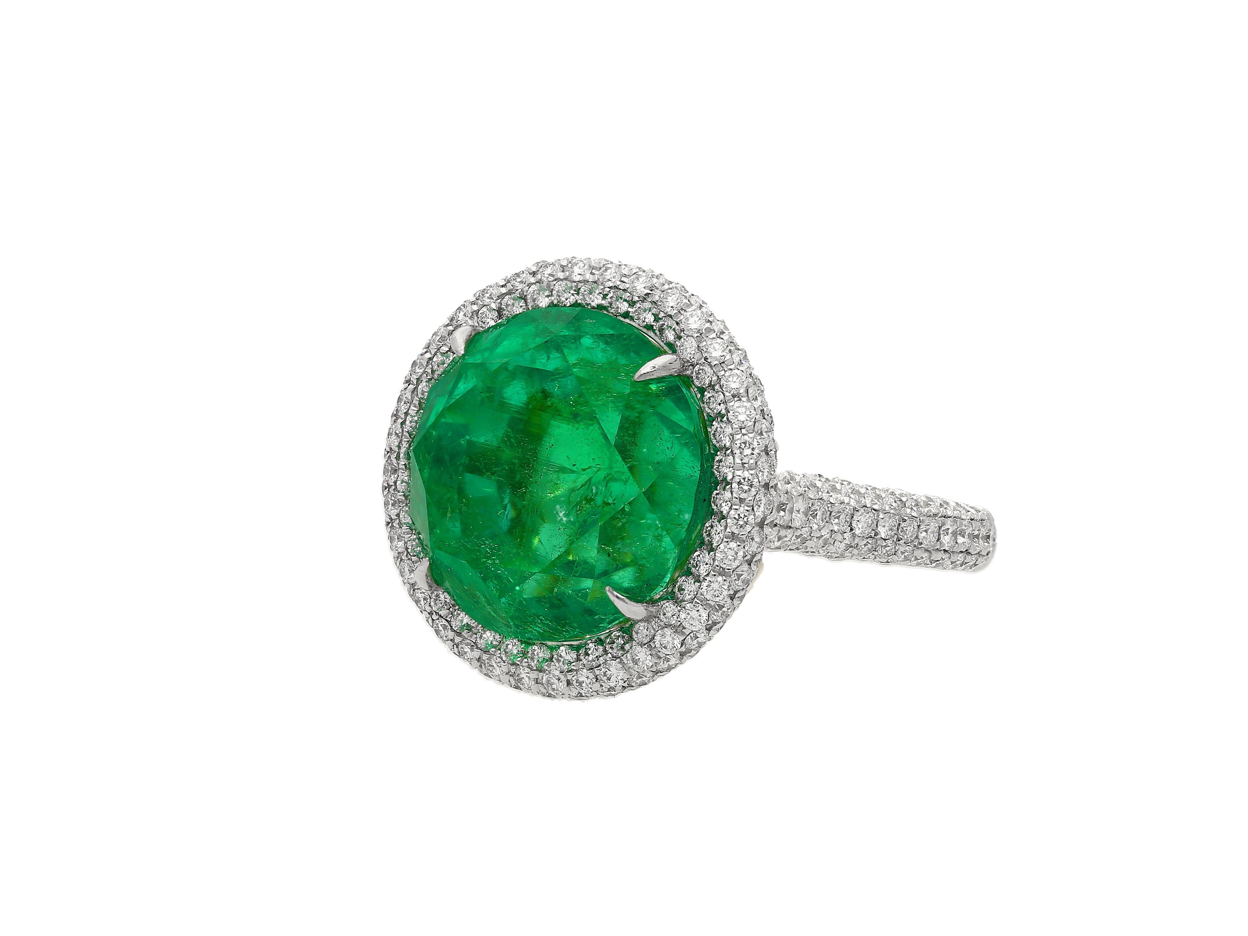 Modern AGL Certified 15 Carat Round Cut Colombian Emerald and Diamond Halo Ring For Sale