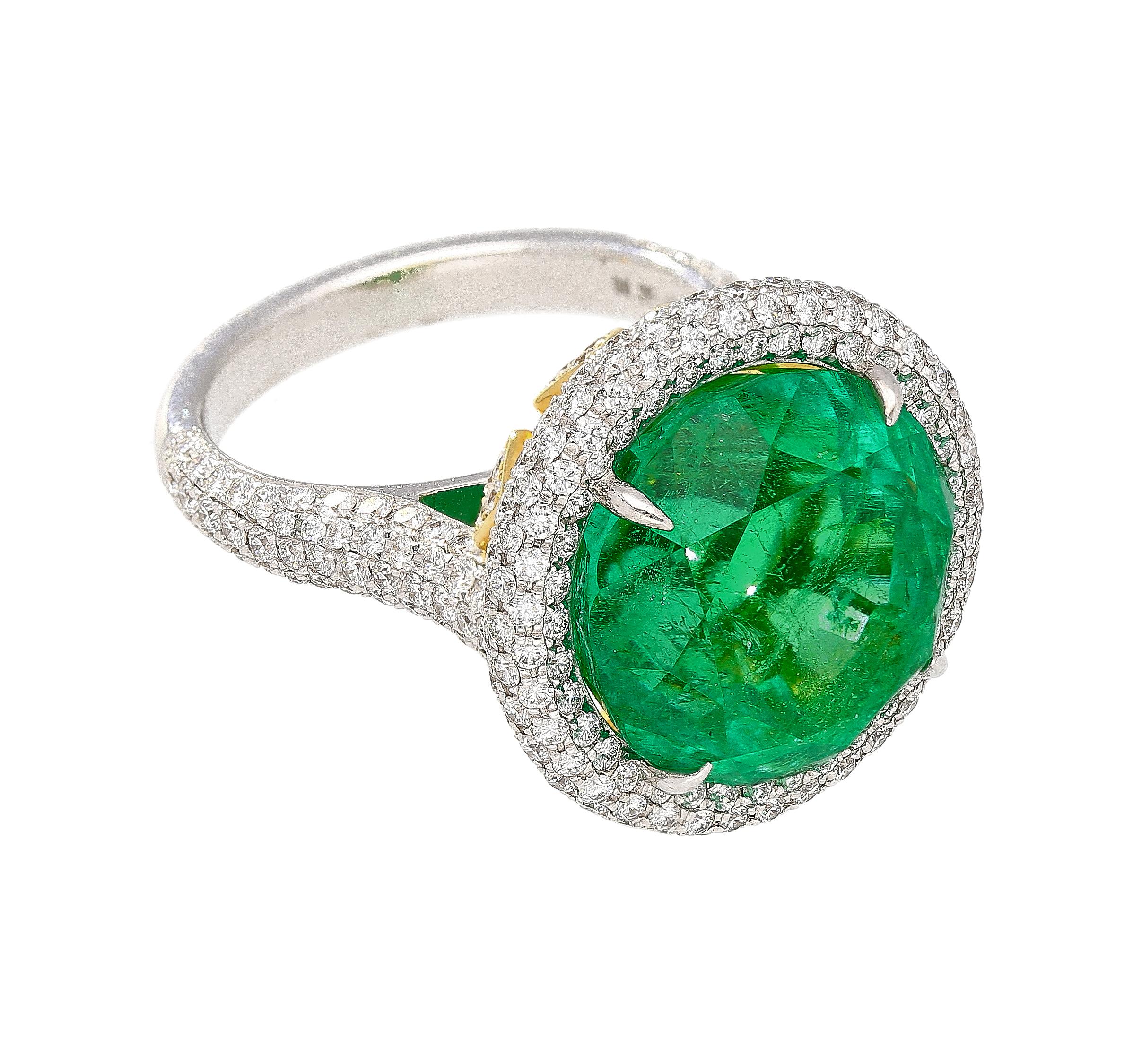 AGL Certified 15 Carat Round Cut Colombian Emerald and Diamond Halo Ring In New Condition For Sale In Miami, FL
