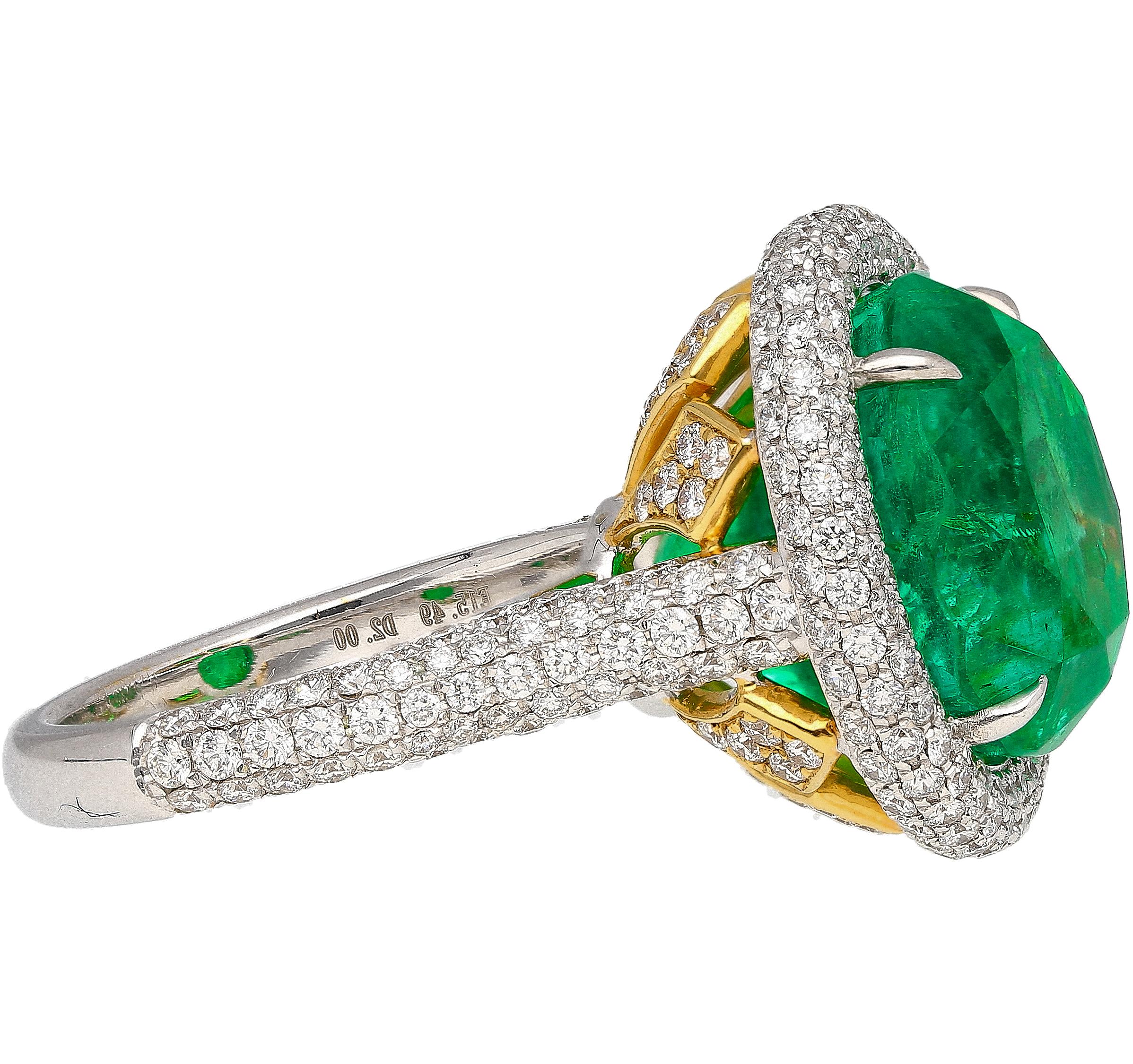 AGL Certified 15 Carat Round Cut Colombian Emerald and Diamond Halo Ring For Sale 1