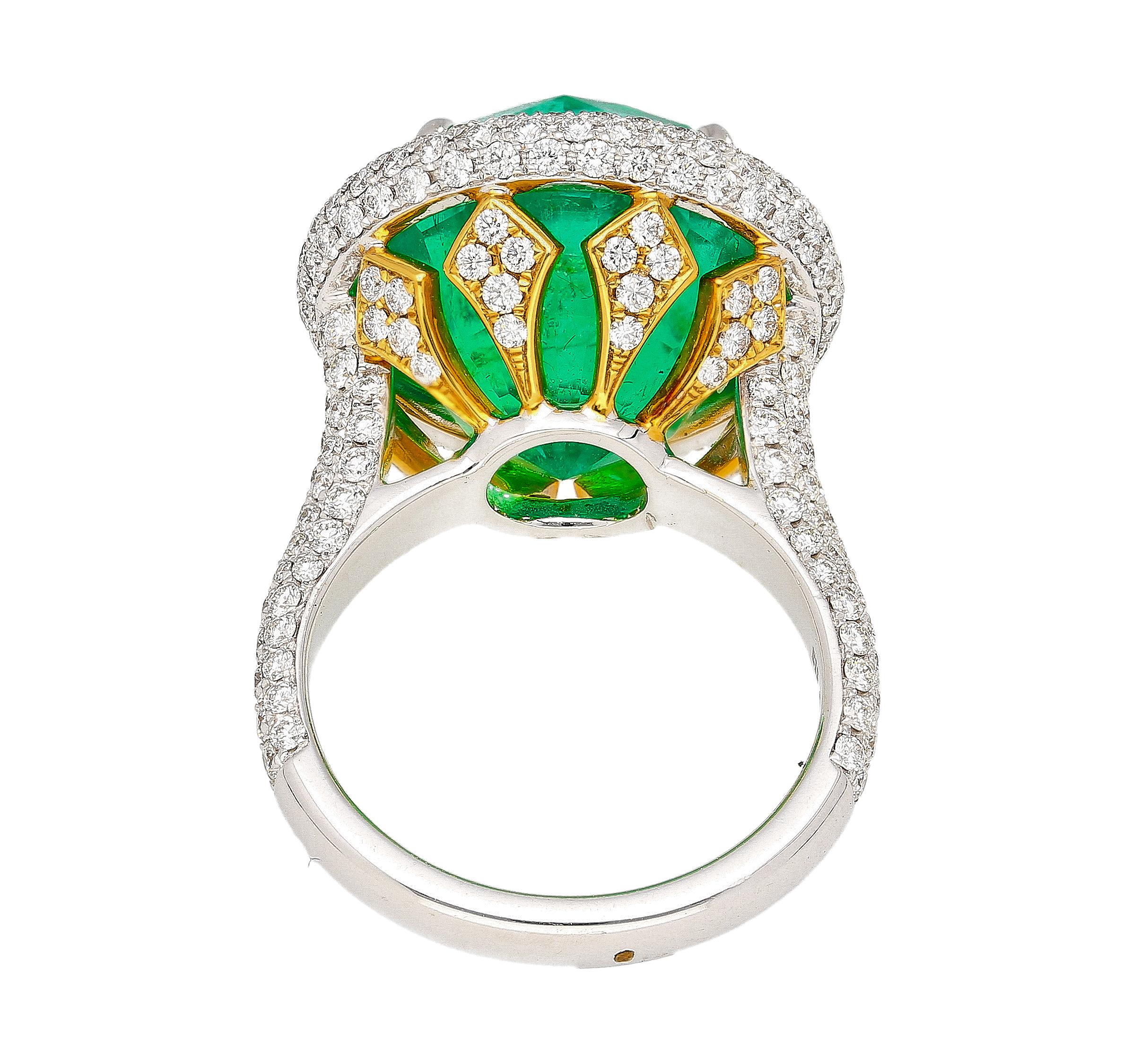 AGL Certified 15 Carat Round Cut Colombian Emerald and Diamond Halo Ring For Sale 2