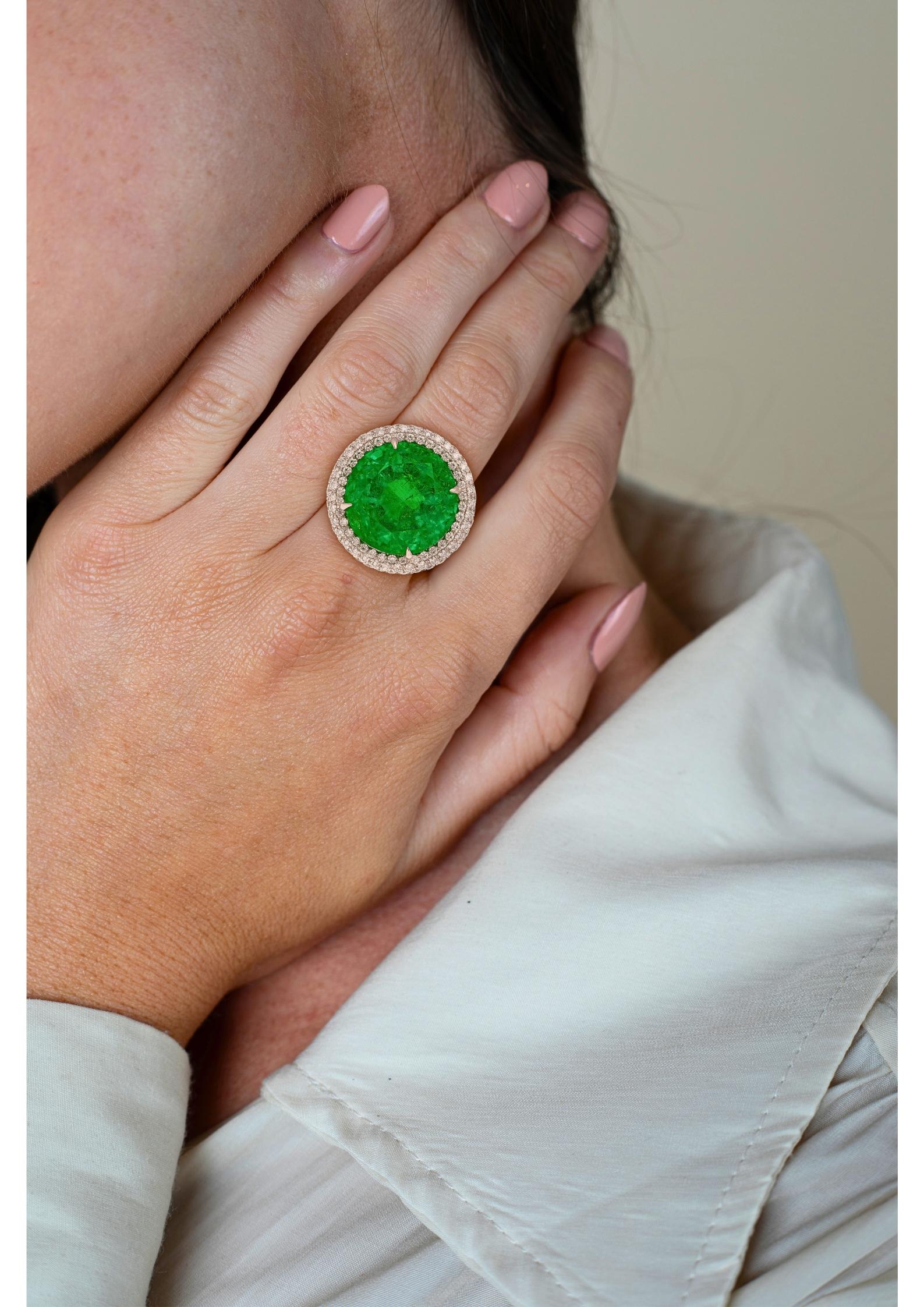 AGL Certified 15 Carat Round Cut Colombian Emerald and Diamond Halo Ring For Sale 1