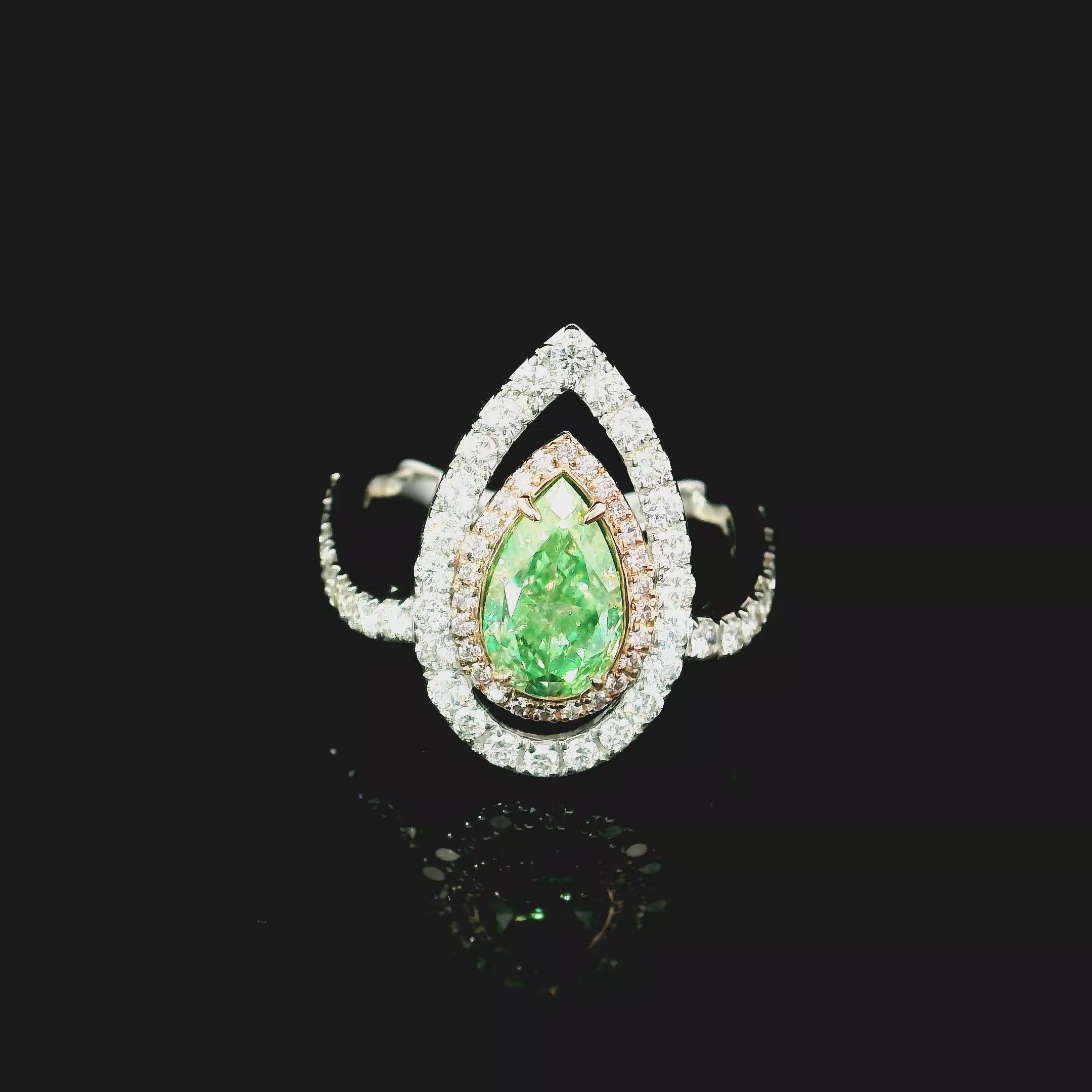 Anello in oro bianco 18 carati con diamanti
  
  Colore e caratura dell'oro: Oro bianco 18kt
  Peso: 5.35 grammi
  
  Imposta con...
  Tipo di pietra: Diamanti
  Forma: A pera
  Carati: 1,50 ct
  Colore: Verde Fantasia
  Chiarezza: SI
  
  Pietre