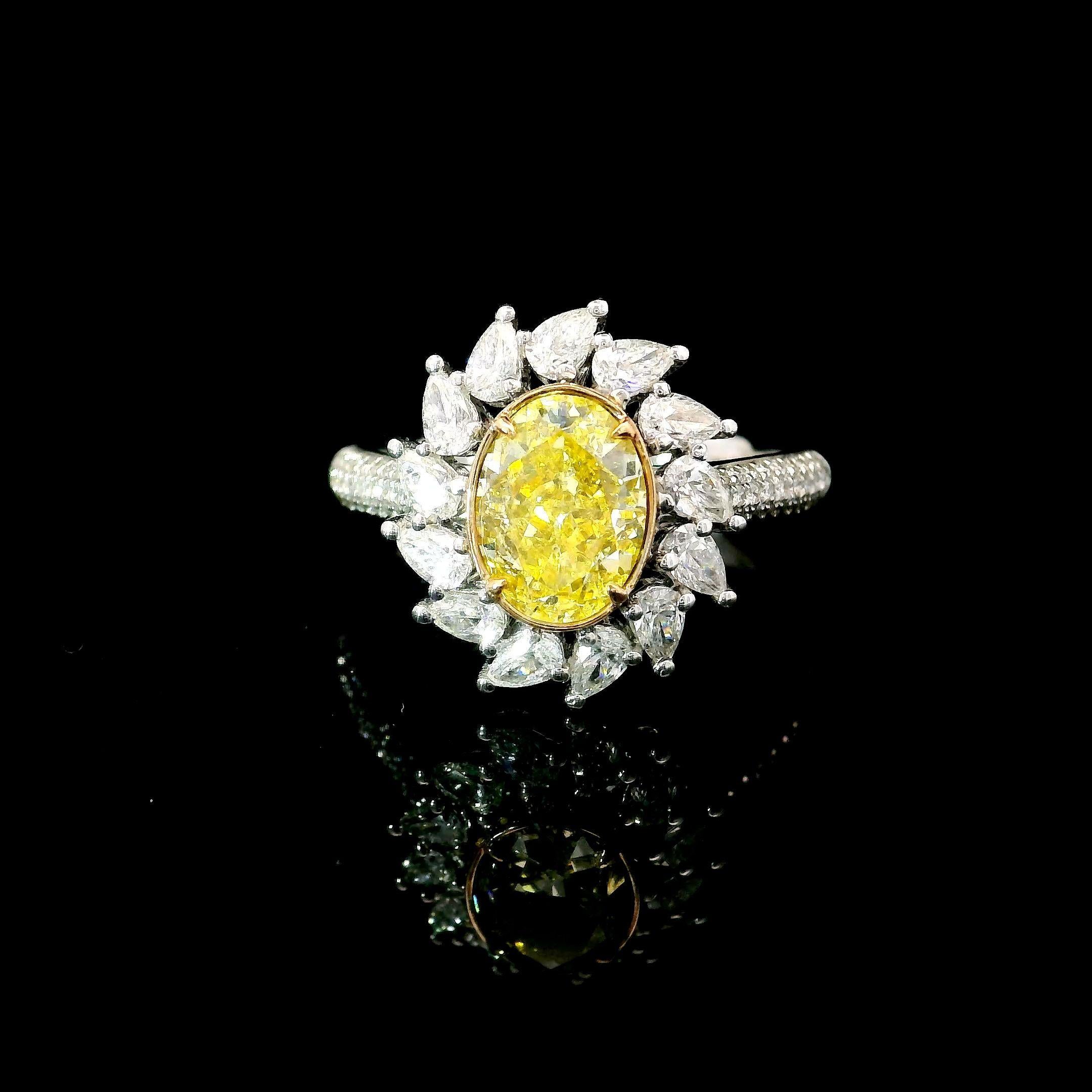 Bague en or blanc 18kt avec diamants
  
  Couleur de l'or et carat : Or blanc 18kt
  Poids : 3,883 grammes
  
  Ensemble avec...
  Type de pierre : Diamants
  Forme:Ovale
  Carat : 1,50 ct
  Couleur : Jaune fantaisie
  Clarté : VS
  
  Pierres