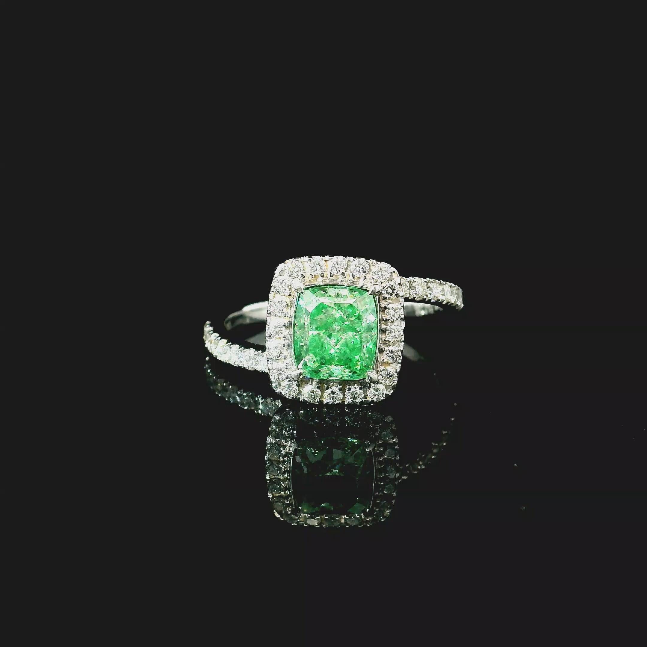 Anello in oro bianco 18 carati con diamanti
  
  Colore e caratura dell'oro: Oro bianco 18kt
  Peso: 3.51 grammi
  
  Imposta con...
  Tipo di pietra: Diamanti
  Forma: Cuscino
  Carati: 1,51 ct
  Colore: Verde Fantasia
  Chiarezza: VS1
  
  Pietre