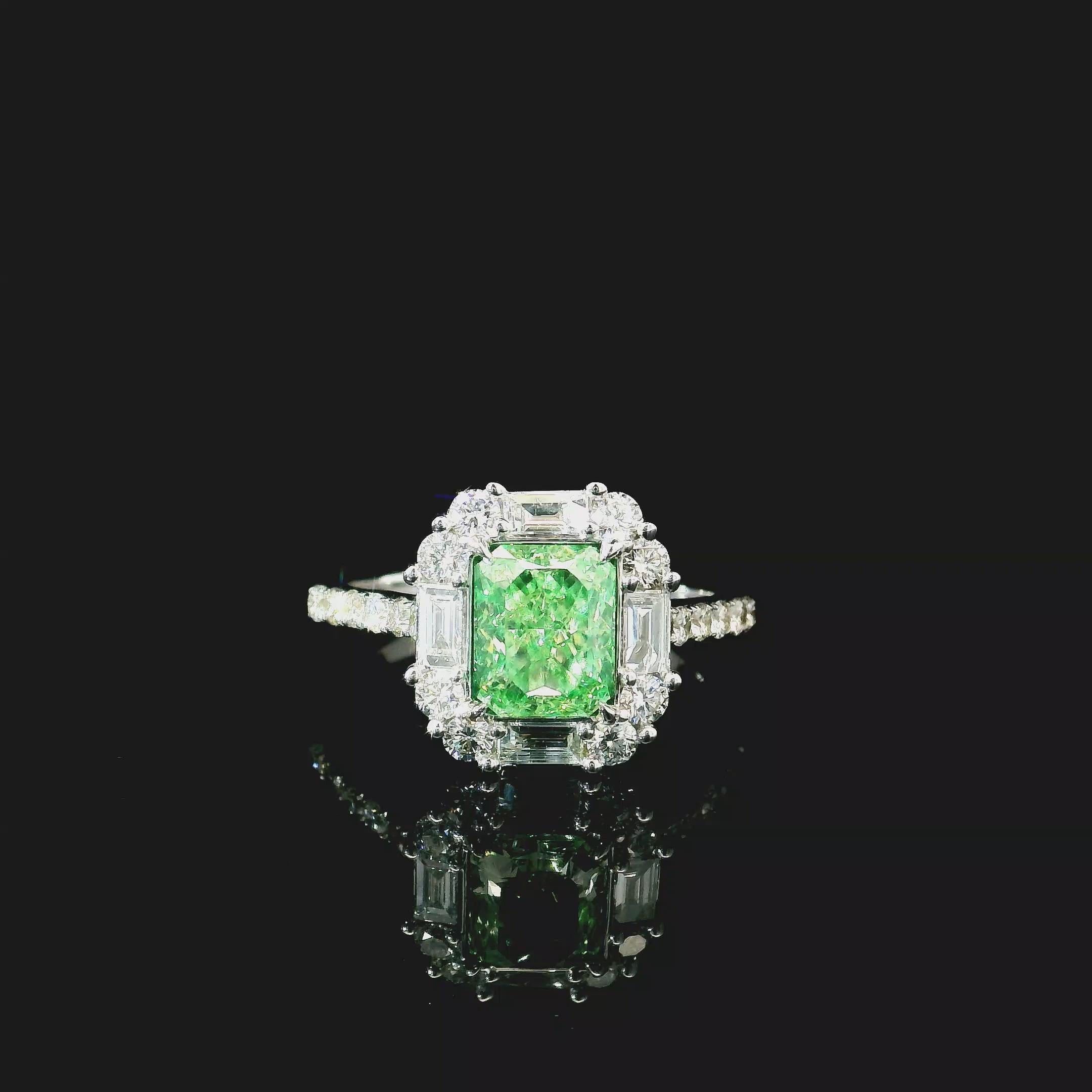 Anello in oro bianco 18 carati con diamanti
  
  Colore e caratura dell'oro: Oro bianco 18kt
  Peso: 3.97 grammi
  
  Imposta con...
  Tipo di pietra: Diamanti
  Forma: Radiante
  Carati: 1,51 ct
  Colore: Verde intenso fantasia
  Chiarezza: SI1
  
