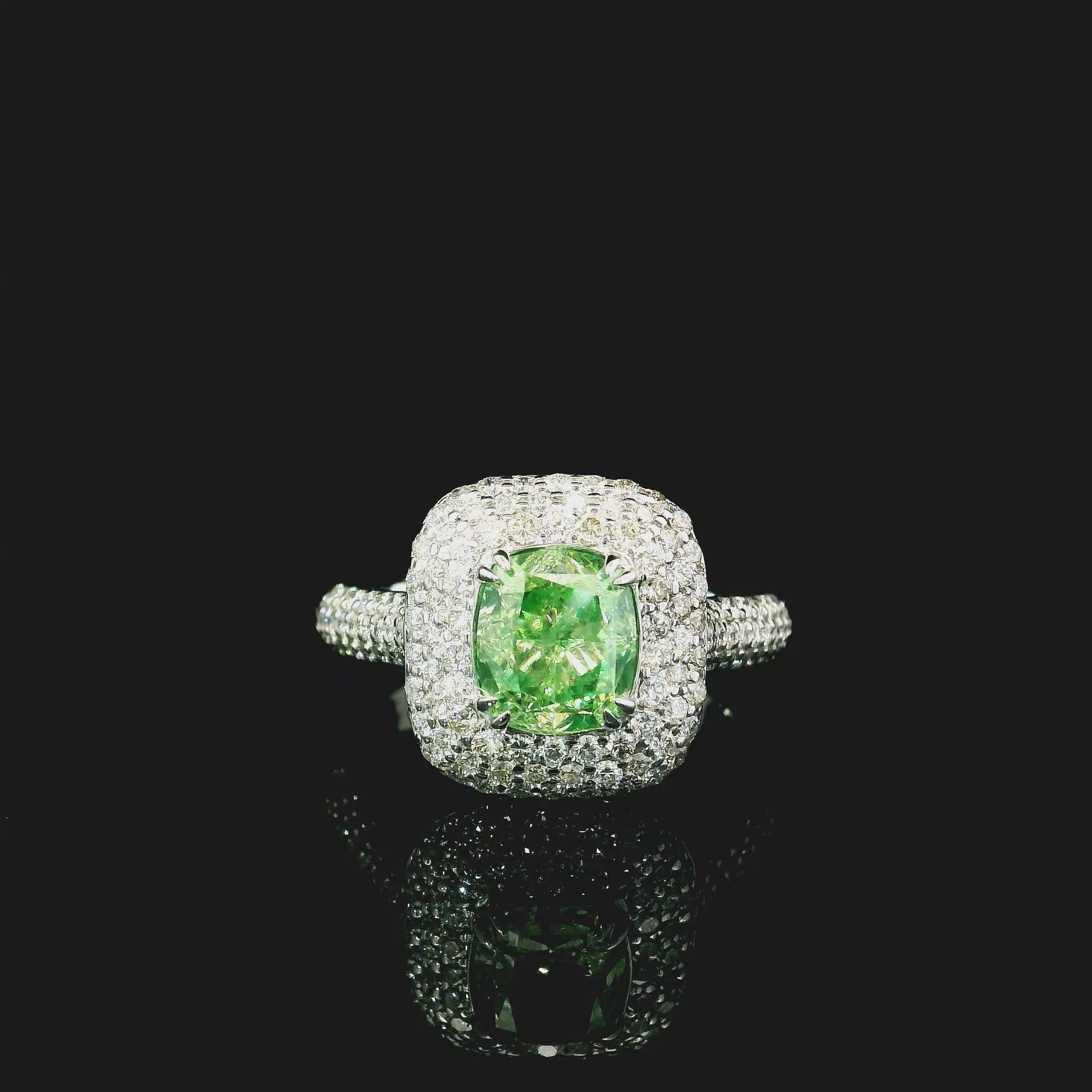 Ring aus 18kt Weißgold mit Diamanten
  
  Goldfarbe und Karat: Weißgold 18kt
  Gewicht: 4.66 Gramm
  
  Satz mit...
  Steinart: Diamanten
  Die Form: Kissen
  Karat: 1,50 ct
  Farbe: Fancy Grün
  Klarheit: VS
  
  Umliegende Steine: Diamanten

 2)