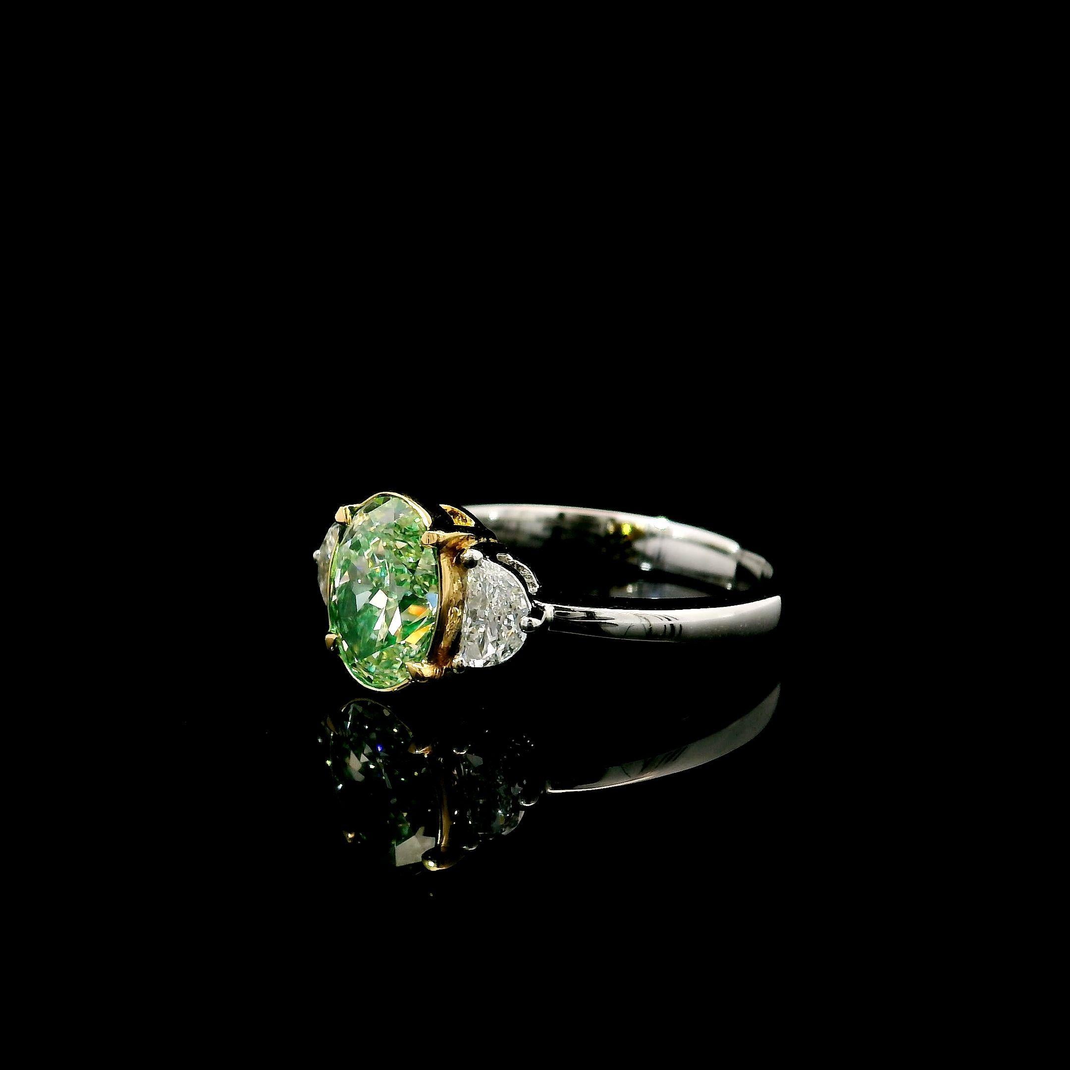 AGL Certified 1.51 Carat Fancy Light Green VS Clarity Diamond Ring In New Condition For Sale In บางรัก, TH